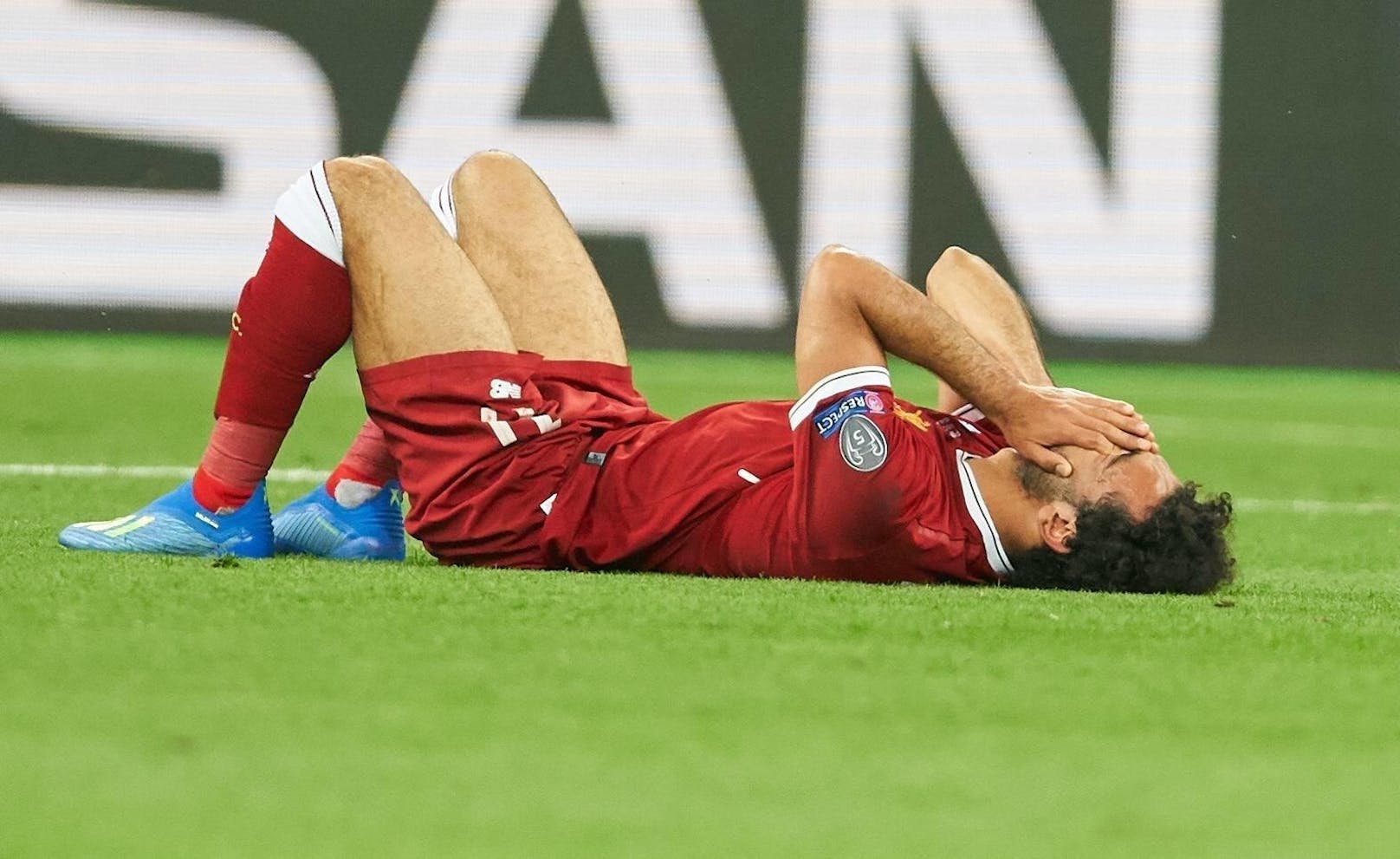 Mohamed Salah liegt verletzt am Boden.