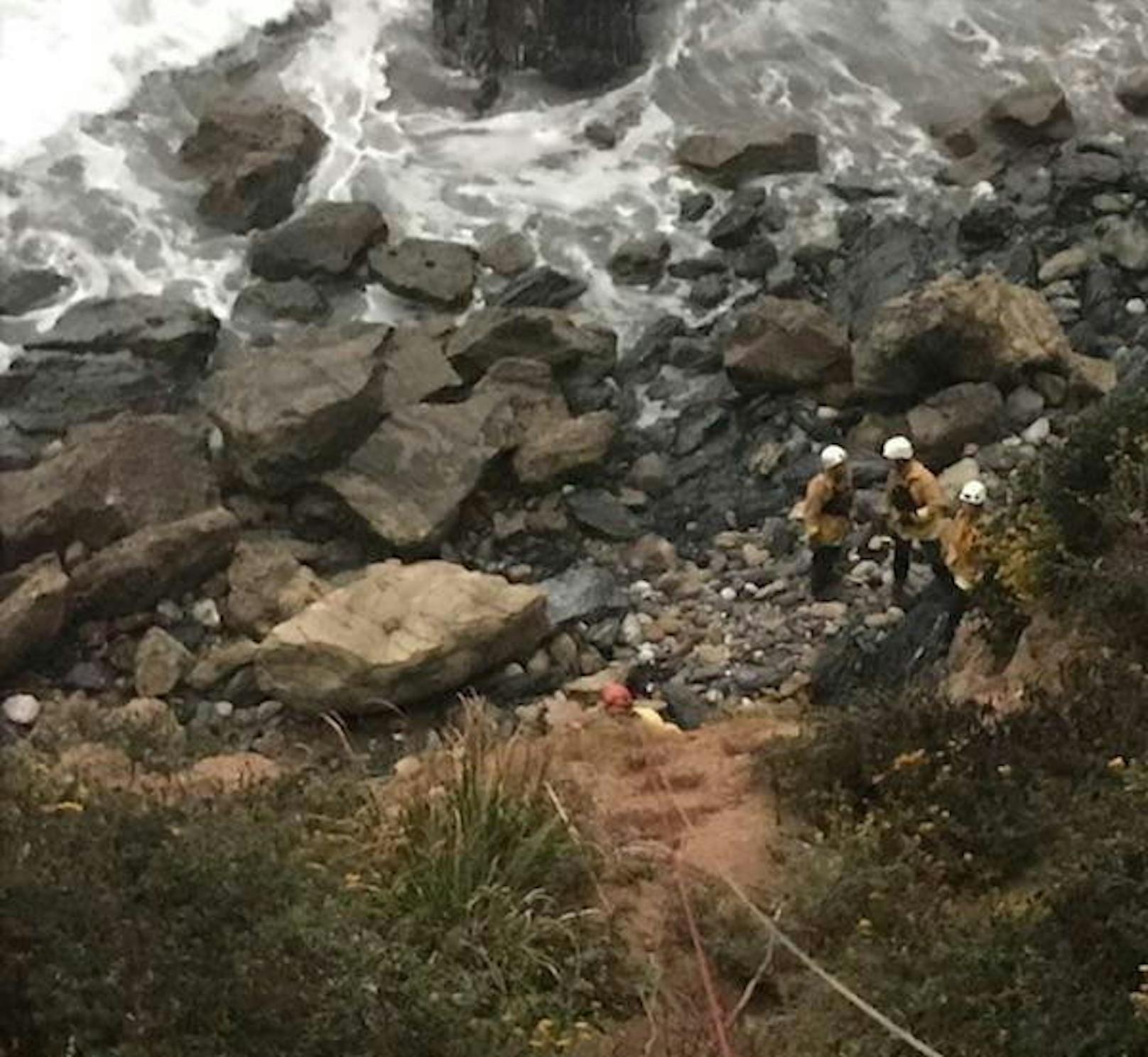 Zwei Wanderer hatten am 13. Juli Hermandez' SUV am Grund der Klippe entdeckt. Mit Hilfr von Seilen konnten Retter die Frau in Sicherheit bringen.