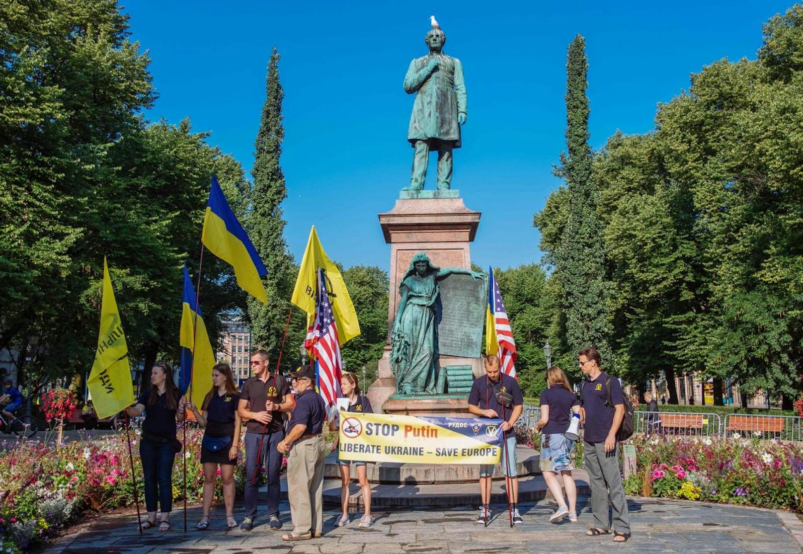 Ukrainische Demonstranten im Esplanadi Park in Helsinki.