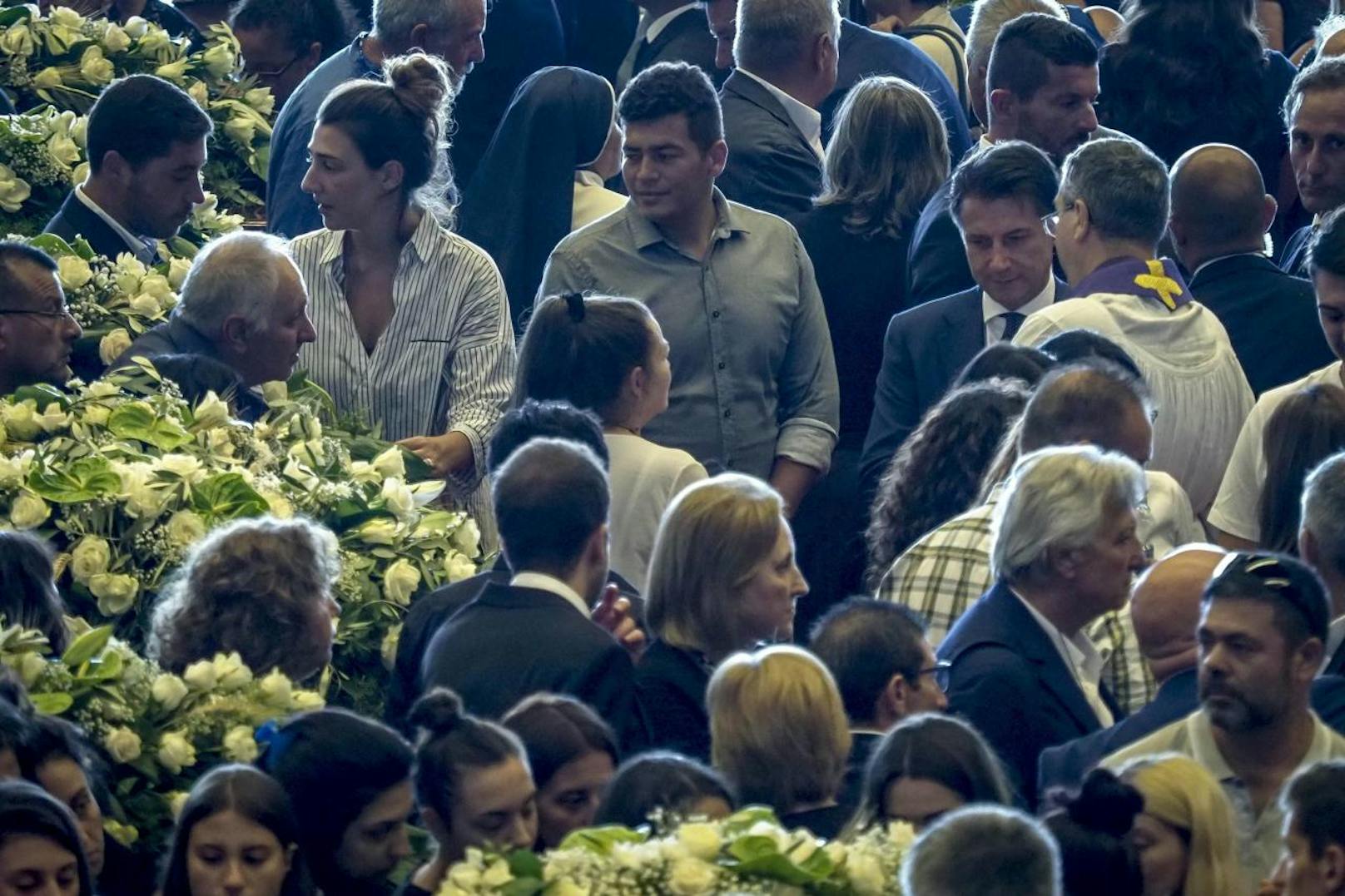 Mehrere tausend Einwohner von Genua kamen zu der Zeremonie für die Toten. 