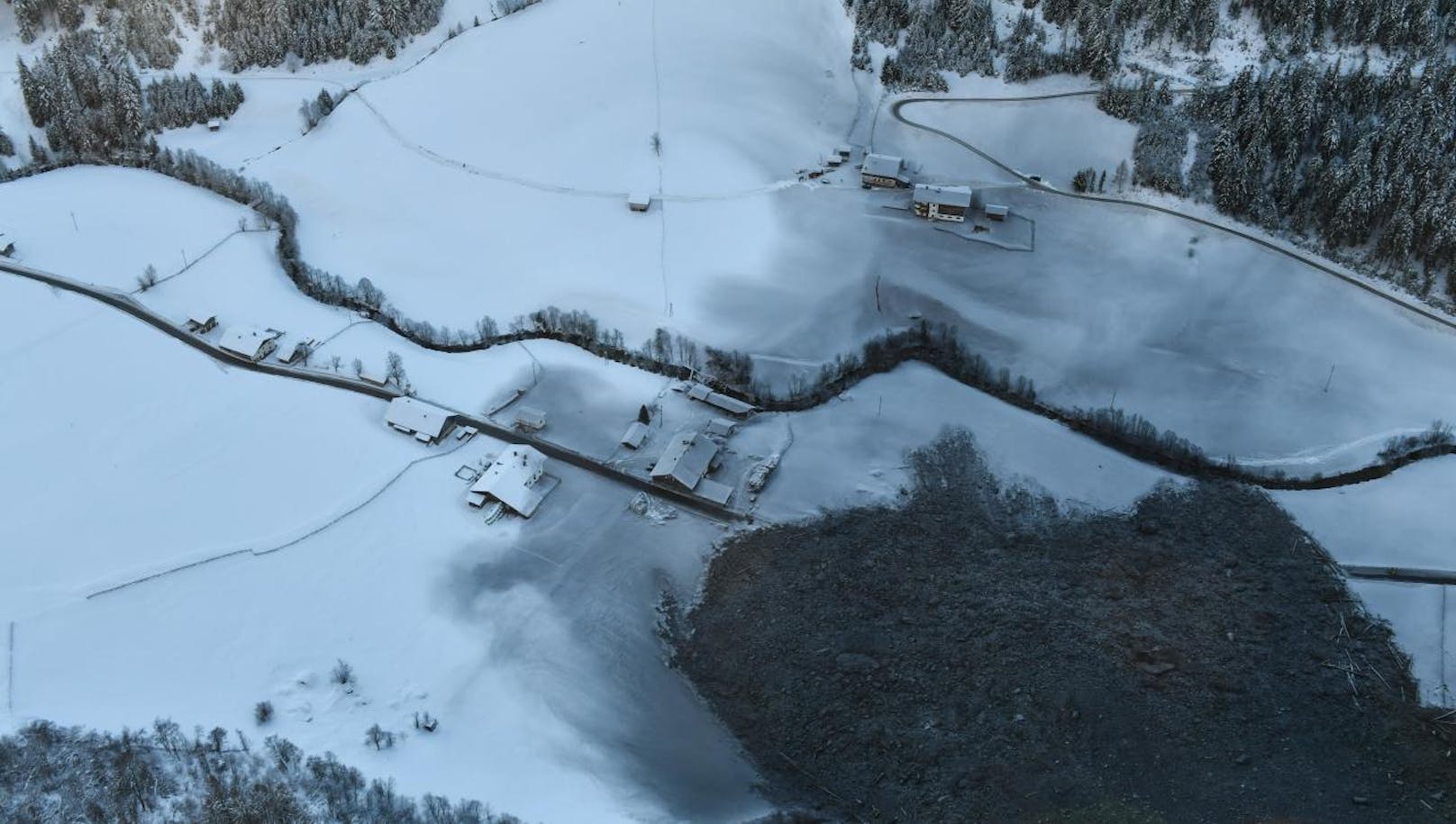 Die Bewohner der Tiroler Gemeinde Vals im Valsertal nahe dem Brenner haben am Heiligen Abend 2017 ein wahres Weihnachtswunder erlebt. <b>Mehr Infos: </b> <a href="https://www.heute.at/oesterreich/tirol/story/42183828" target="_blank">"Gigantischer Felssturz" donnert an Dorf vorbei</a>