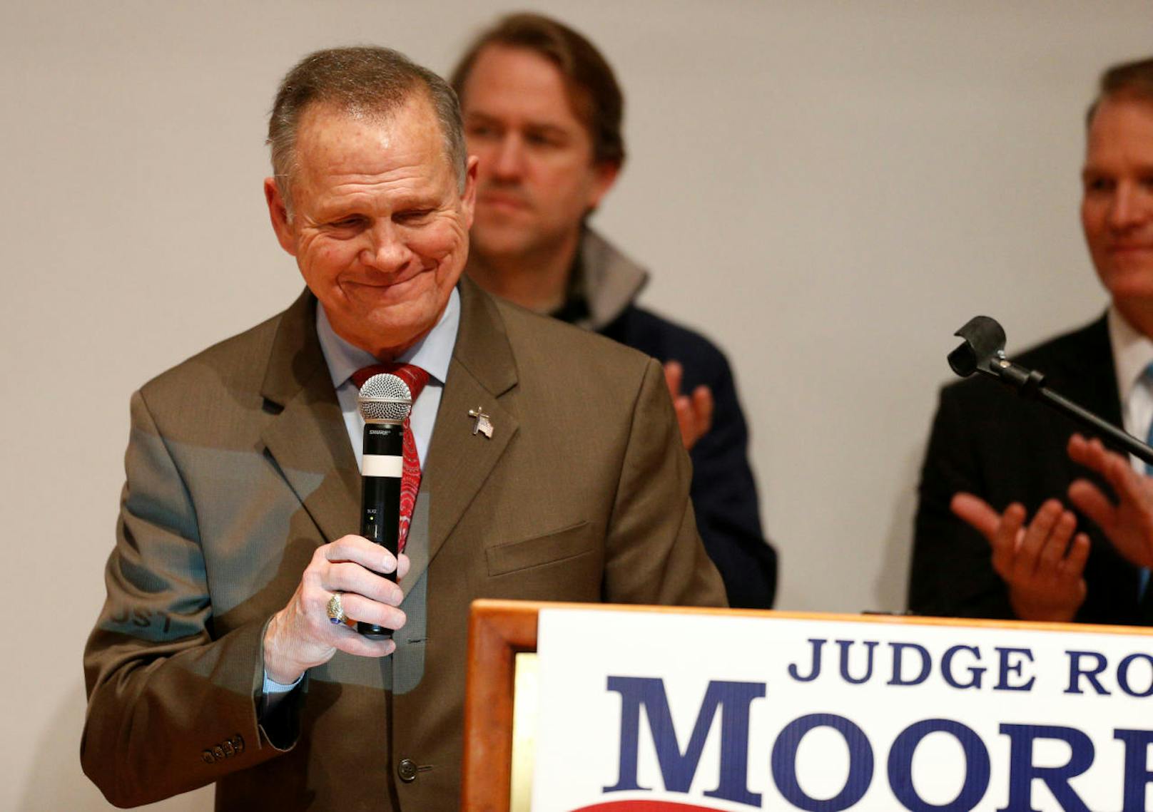 Republikaner Roy Moore ist die Enttäuschung ins Gesicht geschrieben. 