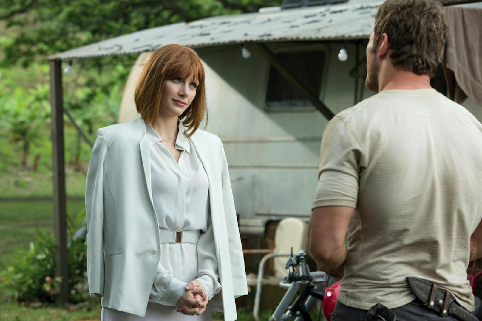 Claire (Bryce Dallas Howard) und Owen (Chris Pratt) versuch in "Jurassic World" trotz eines verpatzten Dates zusammenzuarbeiten.