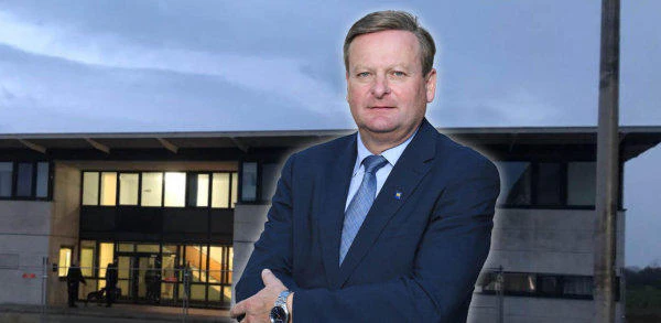 Einer der größten Polit-Aufreger im Jahr 2018: FP-Landesrat Gottfried Waldhäusl eröffnete in Drasenhofen eine Flüchtlingsunterkunft für auffällige minderjährige Flüchtlinge mit negativem Bescheid. Der Protest war groß (Stacheldraht, völlig abgelegen, dauernd bewacht), das Projekt überlebte nicht lange, die jungen Männer wurden verlegt. Waldhäusl stand wochenlang im medialen Kreuzfeuer.