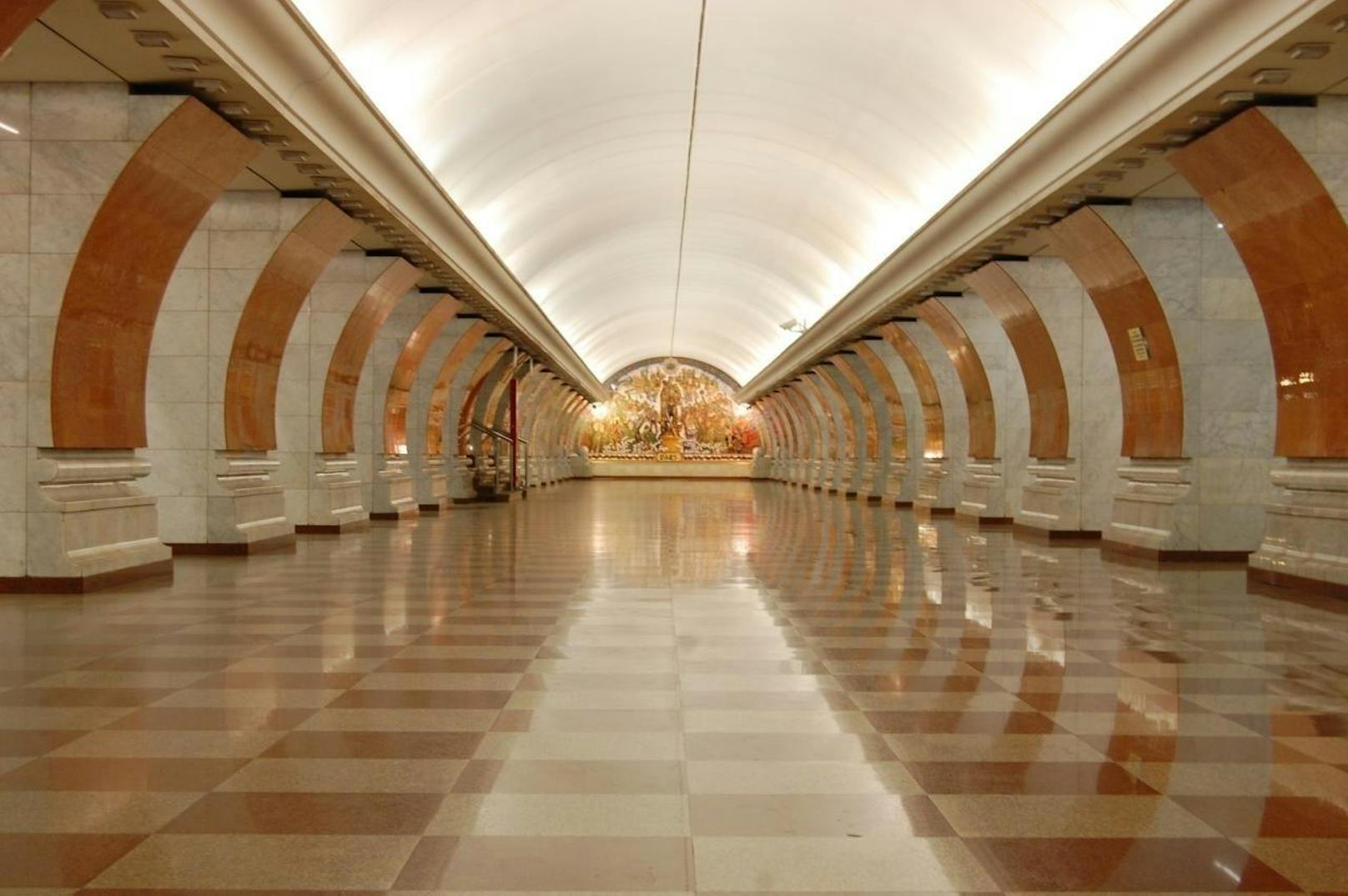 Platz 3: Park Pobedy, Moskau. Die Moskauer U-Bahn ist ohne Zweifel eine der prächtigsten U-Bahnen der Welt. Viele der über 200 Stationen sind wahre Kunstwerke und ähneln eher unterirdischen Kathedralen als tristen Untergrundbahnhöfen. Auch die Rolltreppen sind rekordverdächtig: Mit 126 Metern Länge gehören sie zu den längsten ununterbrochenen Rolltreppen der Welt!