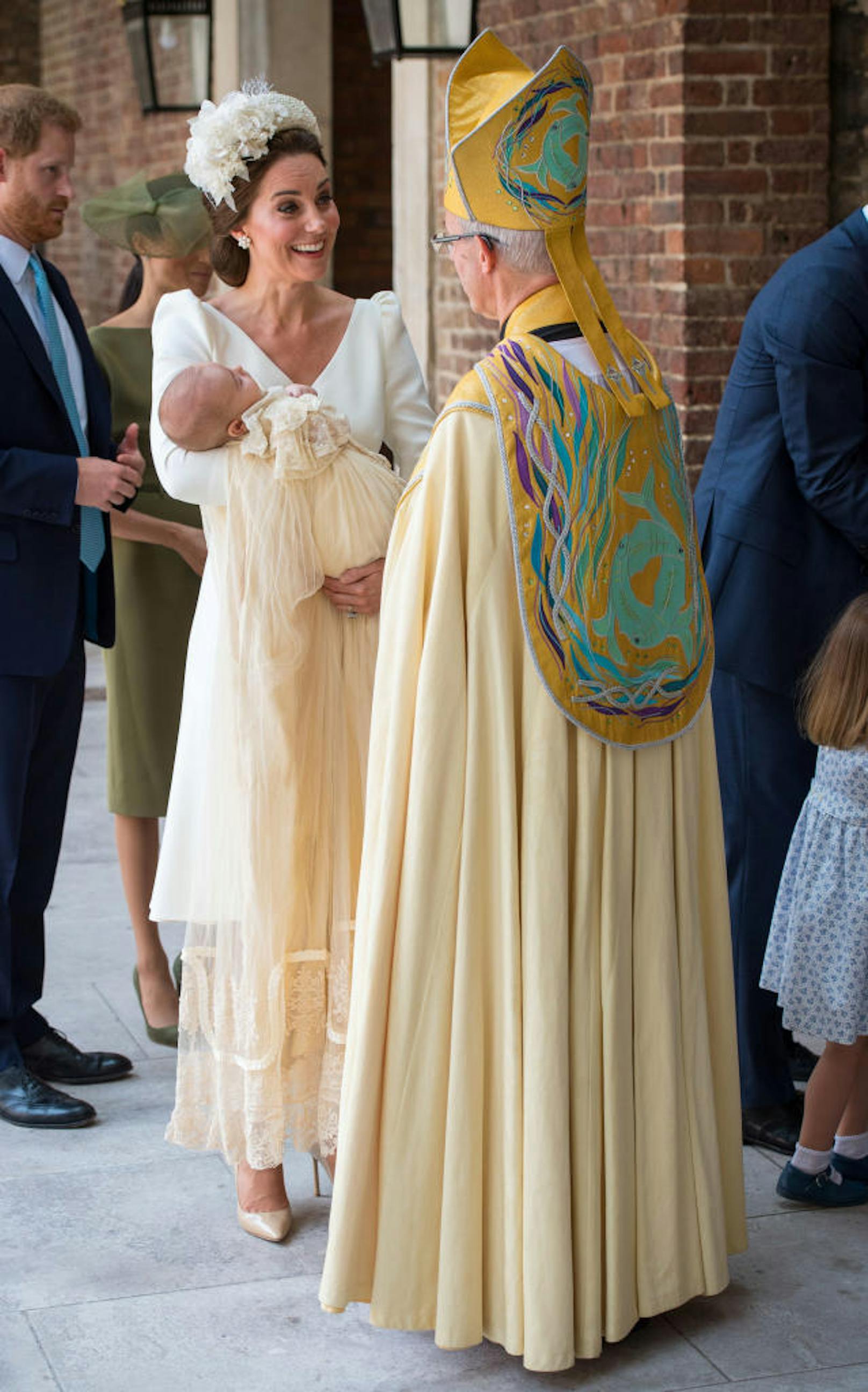 Zur Taufe ihres dritten Kindes, Prinz Louis, entschied sich Herzogin Kate einem mehr für ein cremefarbenes Kleid von Alexander McQueen - eine Tradition, wie es scheint.
