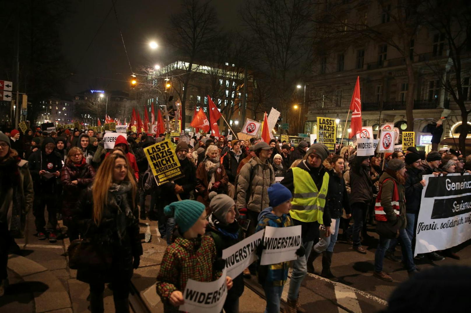 Tausende demonstrieren am Freitag gegen den Burschenschafterball in der Hofburg.