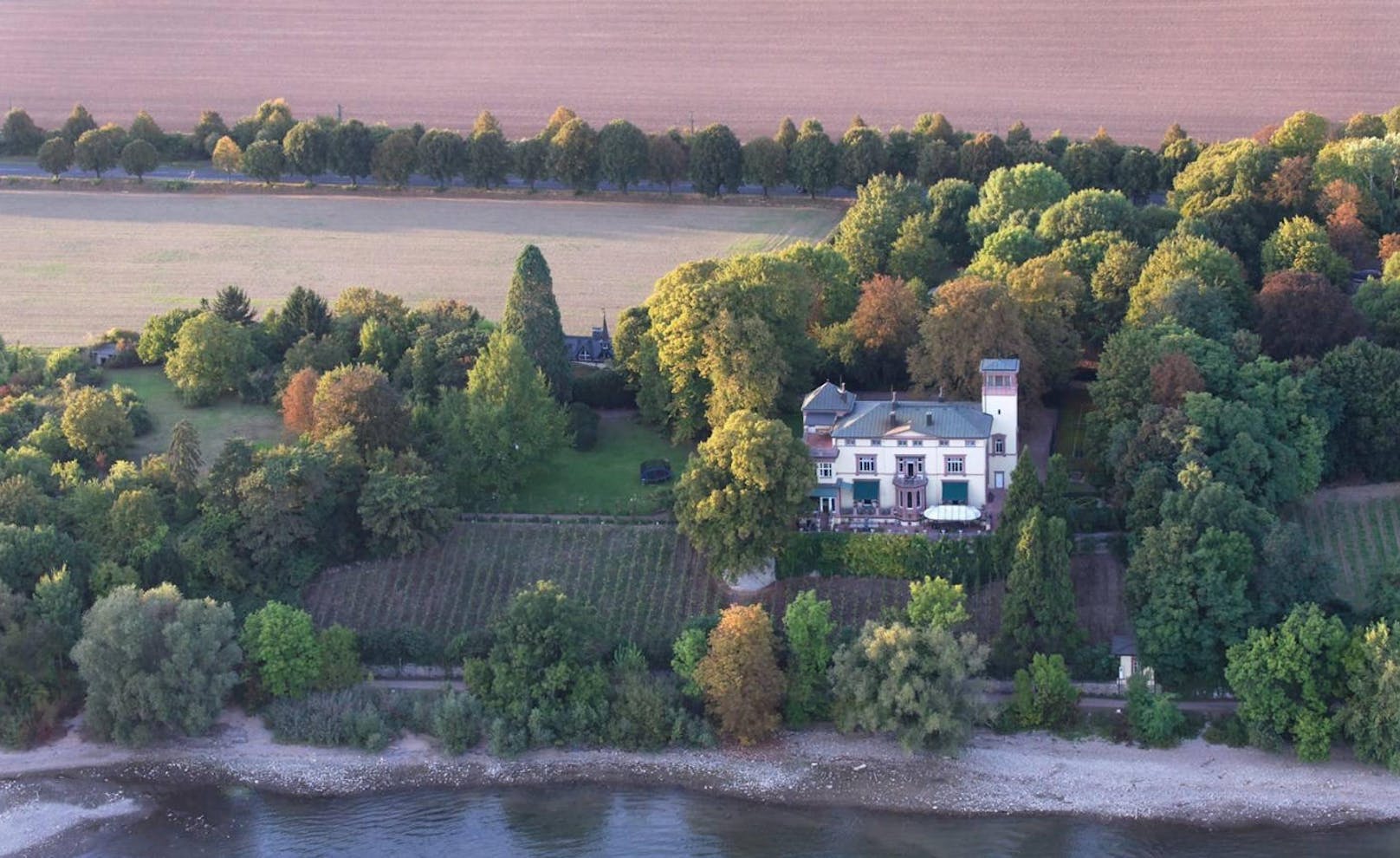 <b>Deutschland</b>
In der Nähe von Frankfurt, im deutschen Weinbaugebiet Rheingau, steht diese herrschaftliche Villa aus dem Jahr 1870.