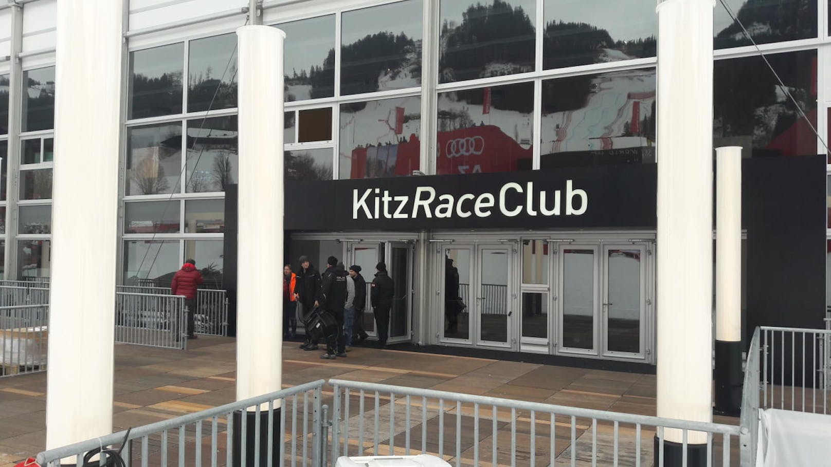 Im KitzRaceClub geben sich während der Rennen die Promis und VIPs ein Stelldichein.