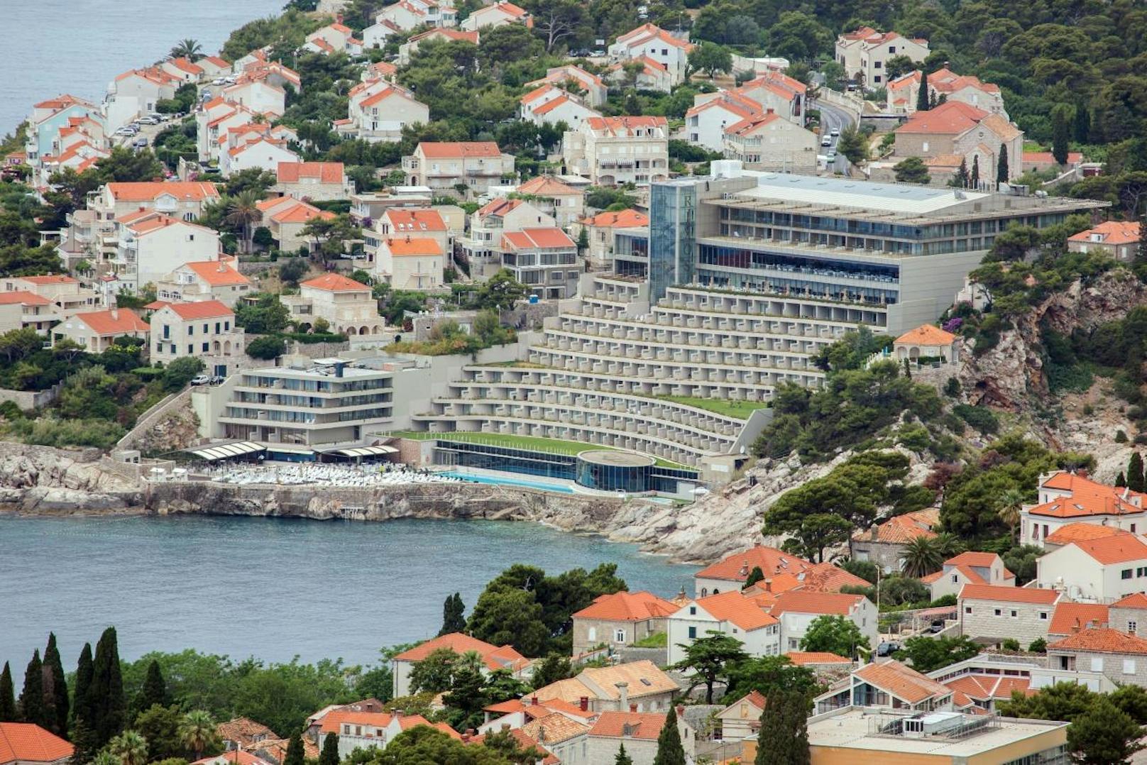 <b>Dubrovnik</b> will die Zahl der Kreuzfahrt-Touristen reduzieren: "Game of Thrones" machte die kroatische Küstenstadt weltbekannt, 2016 fertigte die Stadt über 800.000 Passagiere ab. Ähnlich wie in den Cinque Terre bleiben die Reisende nicht länger als drei Stunden dort. Seit Sommer 2017 überlegen sich die lokalen Behörden, die tägliche Touristenzahl von den Schiffen zu begrenzen.