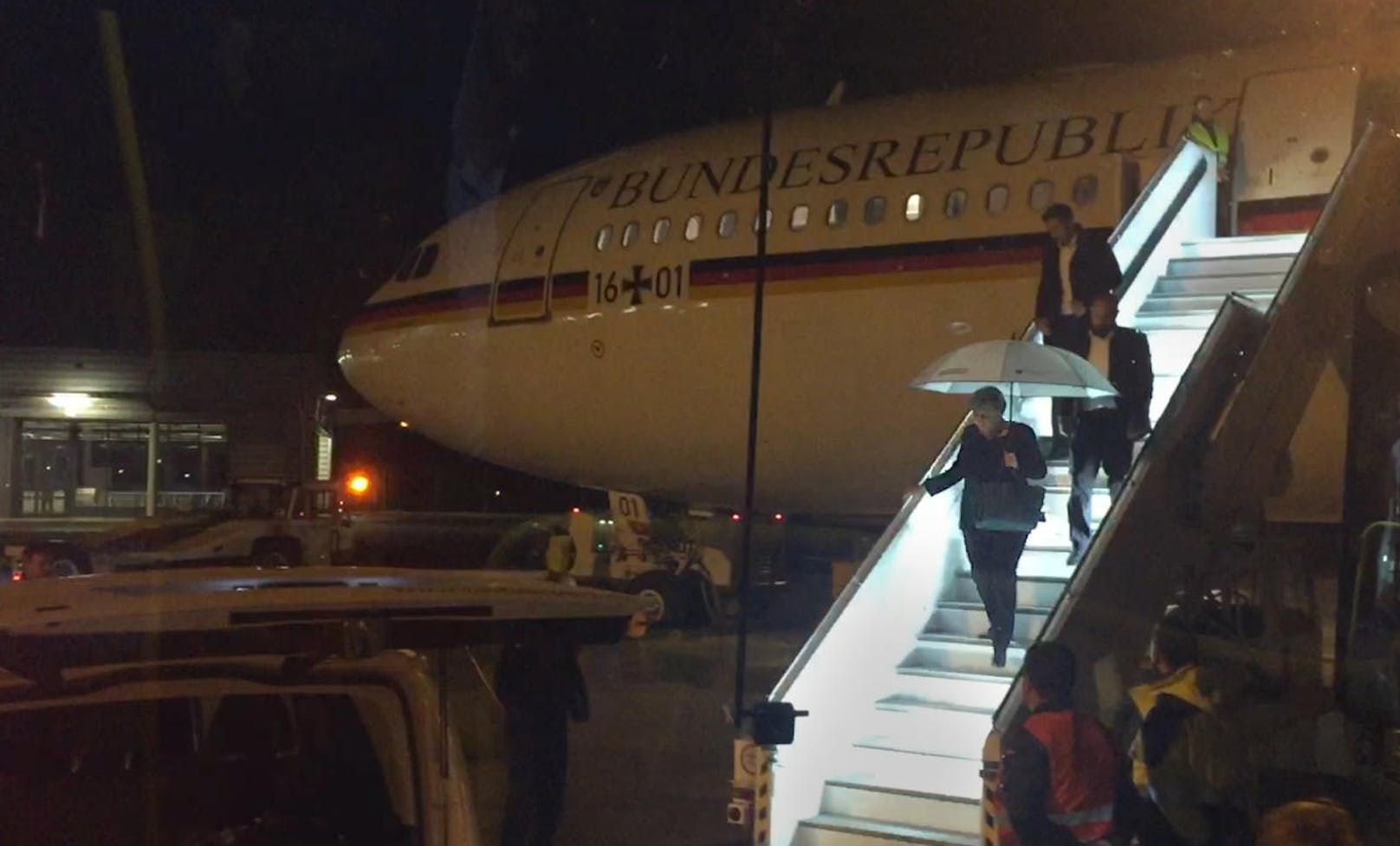 "Die Kanzlerin sieht nicht happy aus", kommentiert ein Journalist, als Angela Merkel das Pannen-Flugzeug in Köln verlässt.