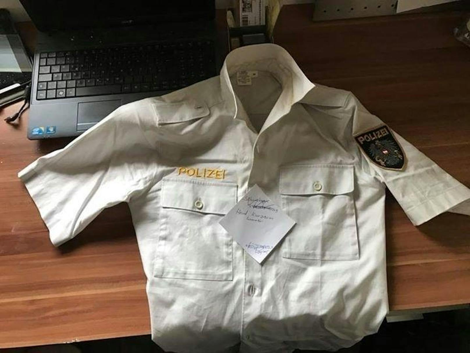 Ein Linzer verkauft auf Facebook eine Polizei-Uniform.