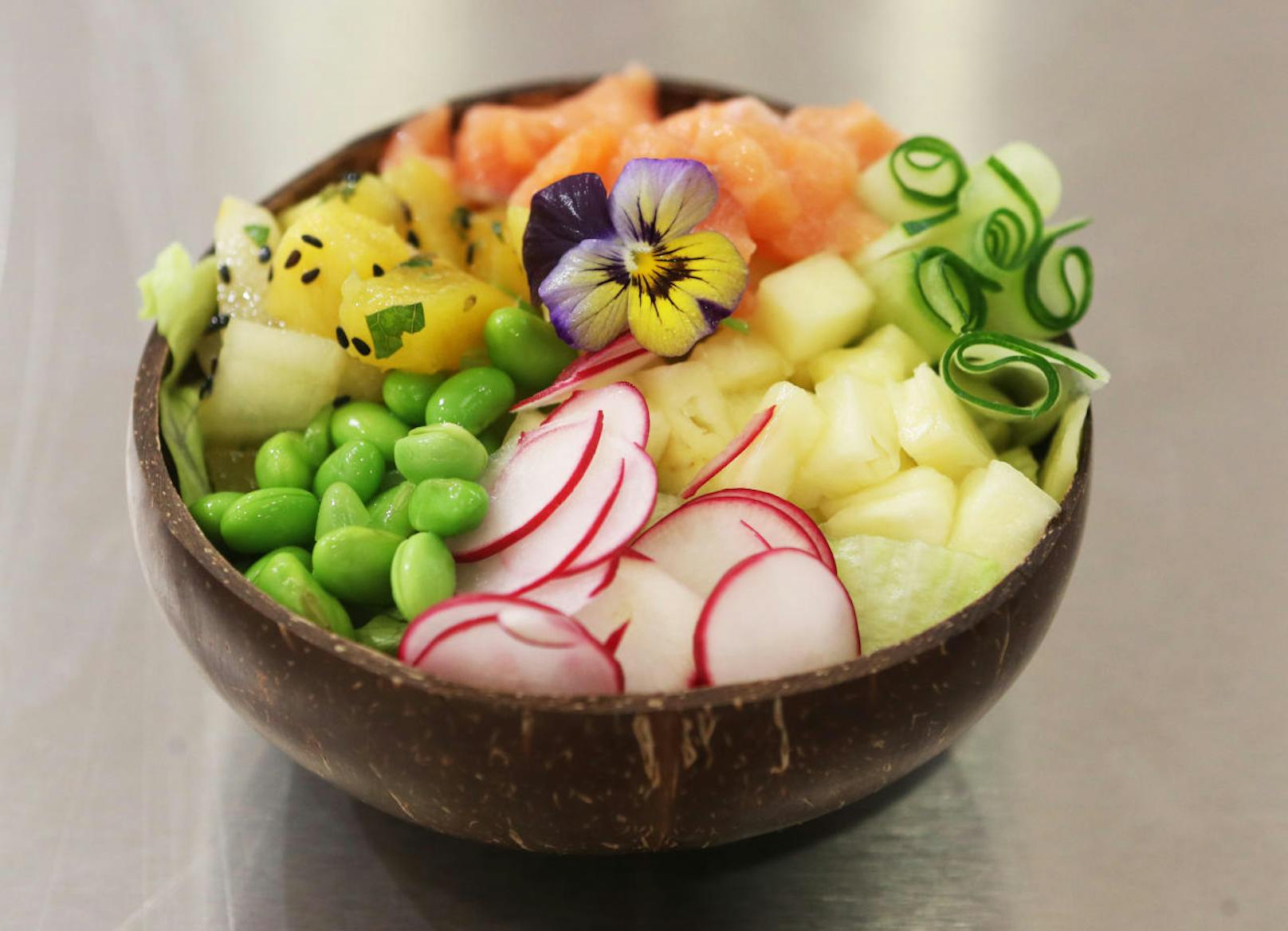 Aus verschiedenen Zutaten wie Fisch oder Fleisch und unterschiedlichen Gemüsesorten entstehen Bowls, die sich sehen und schmecken lassen können. (c) Christian Ort