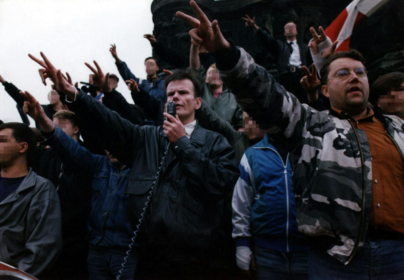 Gottfried Küssel (r.) mit dem deutschen Neonazi Michael Kühnen (M.) bei einem Aufmarsch in Dresden im Jahr 1990.