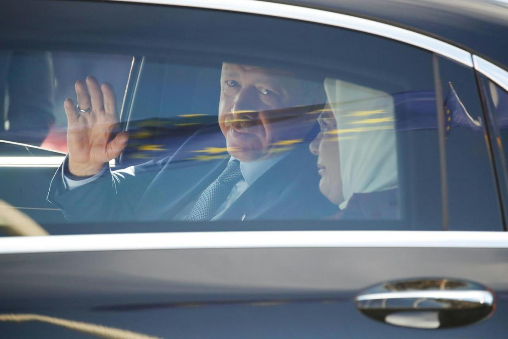 Am Donnerstagmittag ist Erdogan mit seiner Ehefrau in Berlin gelandet. 