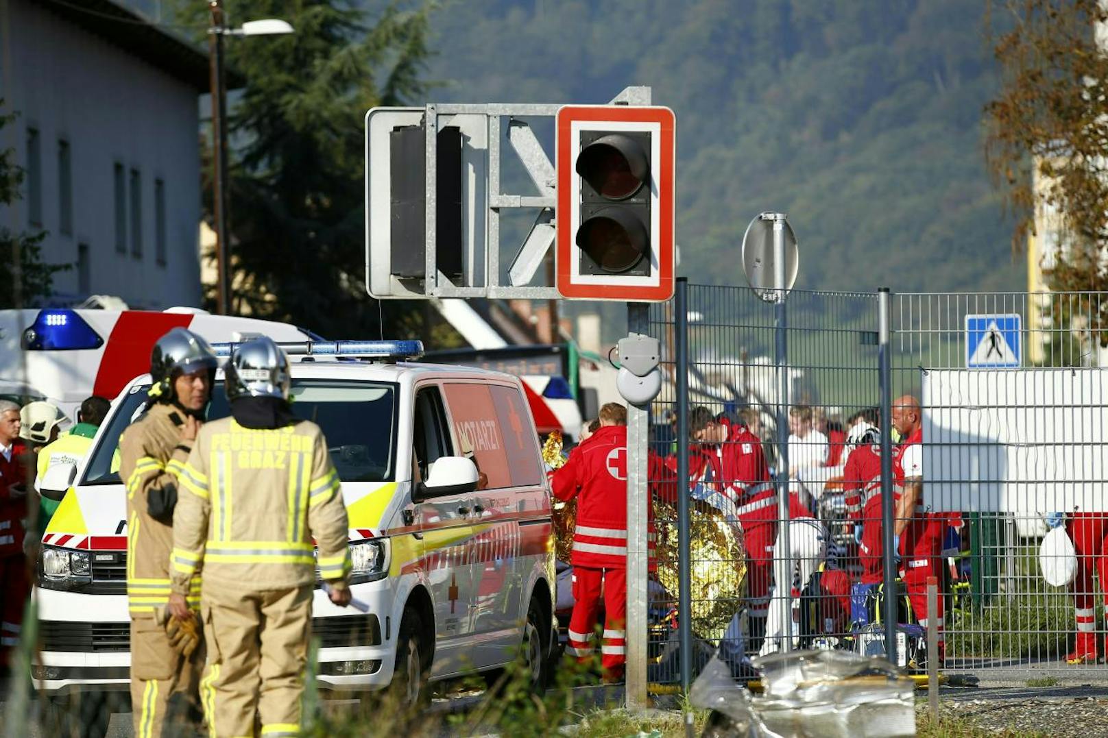 Einsatzkräfte am Schauplatz der Kollision zwischen einem Zug und einem Linienbus in Graz.