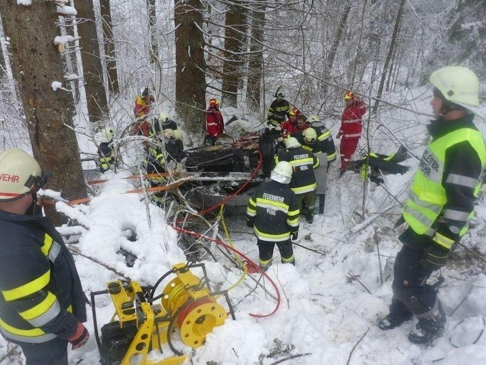 Der Wagen der Familie stürzte über 40 Meter eine steile Böschung hinunter.