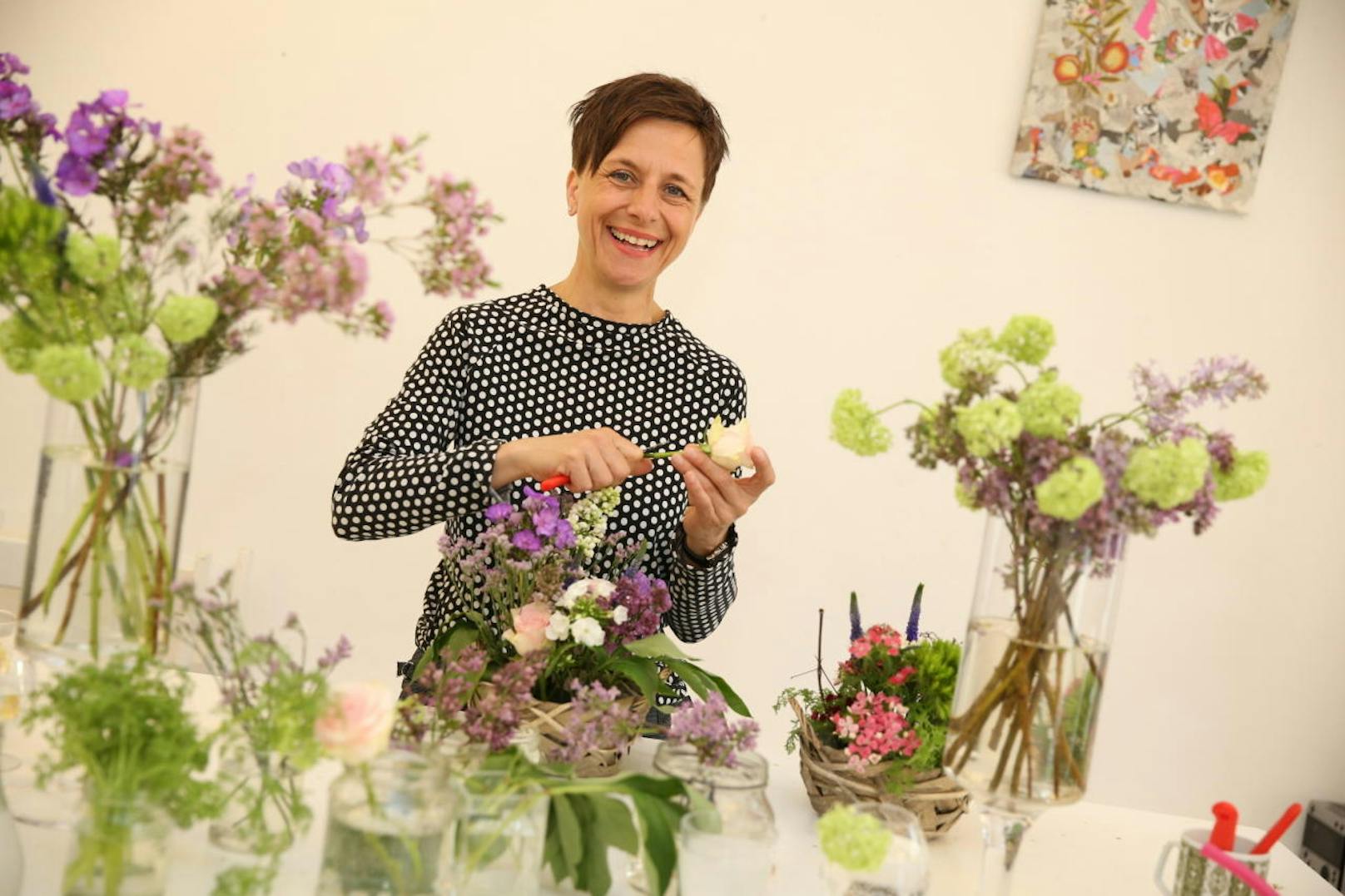 Seit 2013 verbindet Meisterfloristin und Gartentherapeutin Solveig Kelber (48) in ihrem Wiener Atelier "Asthaus" Soziales und Natur. Mit ihren "floralen Interventionen" hilft Sie älteren oder kranken Personen wieder zu etwas mehr Lebensfreude.