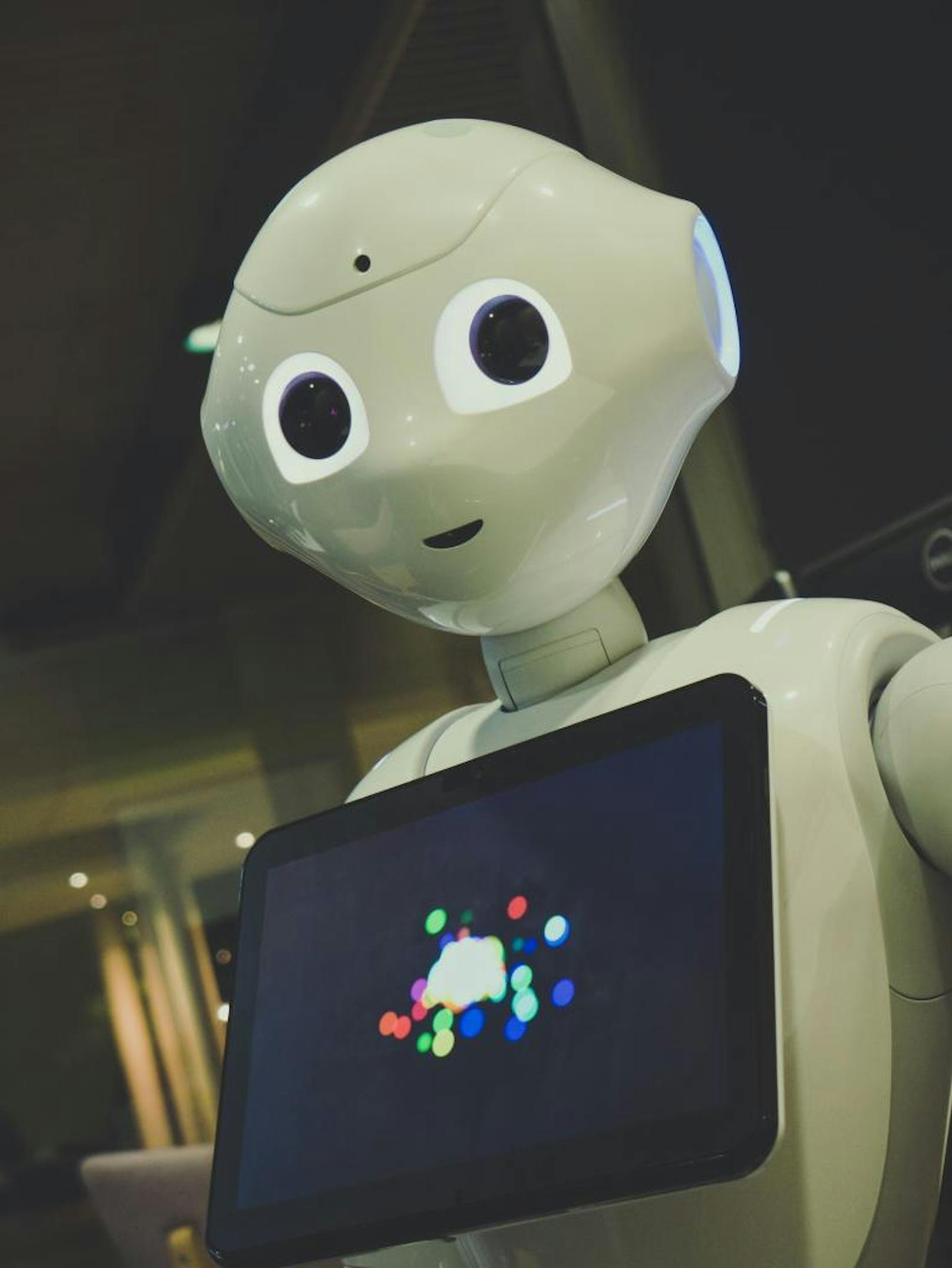 Die Ergebnisse einer neuen Studie von Fujitsu zeigen, dass Arbeitnehmer bereit sind, Künstliche Intelligenz (KI) für eine Steigerung der Produktivität zu nutzen. Laut dieser Umfrage glauben die meisten Arbeitnehmer, dass ihre Produktivität trotz längerer Arbeitszeiten sinkt, und dass der Einsatz von KI dem entgegen wirken kann. Fujitsu geht davon aus, dass Arbeitnehmer zunehmend Wert darauf legen, Beruf und Privatleben effektiv zu vereinbaren. Da KI, Machine Learning und Robotic Process Automation immer häufiger eingesetzt werden, werden die Mitarbeiter in diesem Zusammenhang grundlegende Prozesse von ihren Arbeitgebern erwarten, wie beispielsweise Onboarding-Aktivitäten oder Automatisierung von Serviceanfragen. 