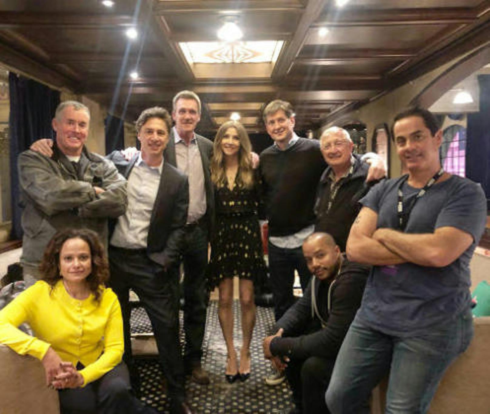 18.11.2018: Die Stars von "Scrubs" feierten Reunion. Das erste offizielle Gruppenbild des Hauptcasts seit dem Serienende im Jahr 2010 kommentierte Zach Braff (3. v. li.) mit einer hoffnungsvollen Frage: "Staffel 10?"