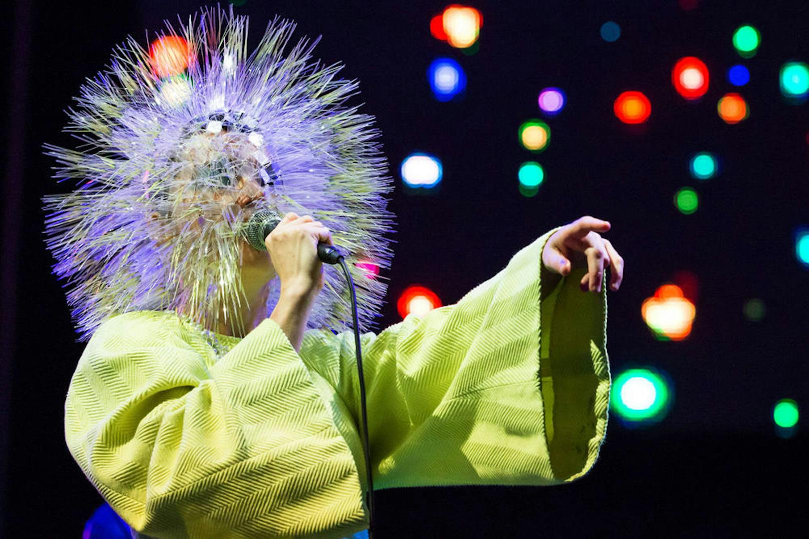 Björk berichtete auf ihrer Facebook-Seite, dass sie von dem dänischen Regisseur Lars von Trier sexuell belästigt wurde.