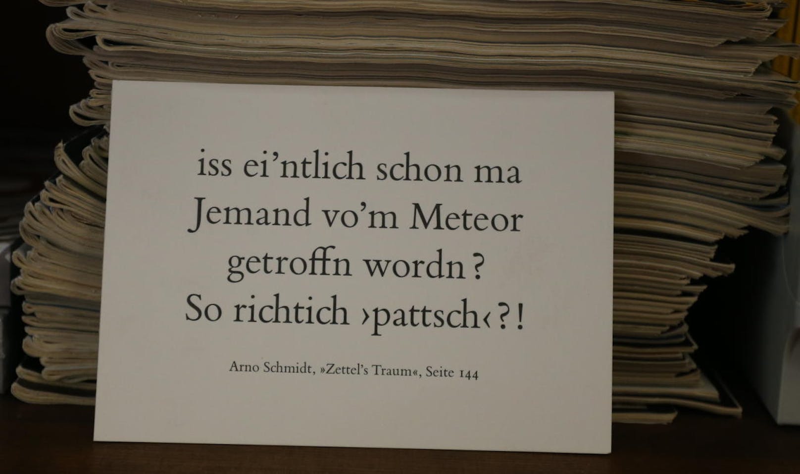 Im seinem Büro im Naturhistorischen Museum hat Direktor Köberl nicht nur einige Kunstwerke seiner Frau, sondern auch ein - zur Faszination von Kratern und Einschlägen - passendes Zitat vom deutschen Schriftsteller Arno Schmidt.