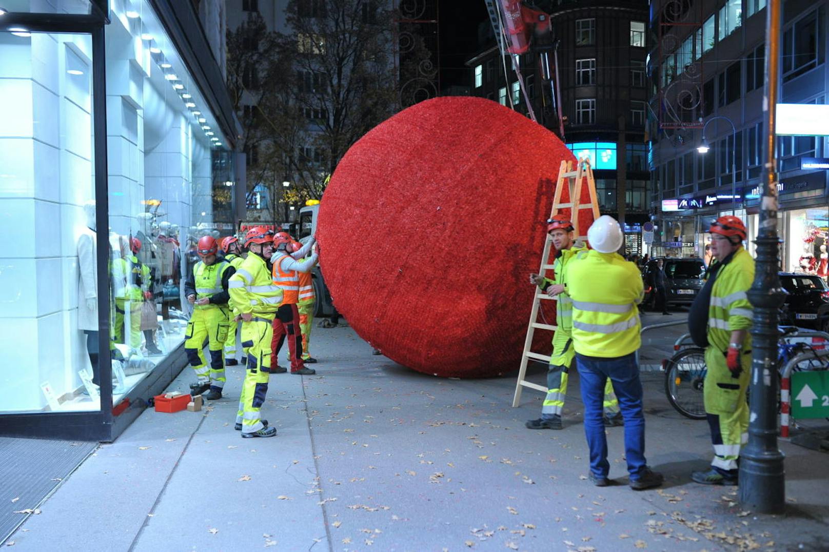 Arbeiter montierten die 240 Kilo schweren und 4 Meter großen Kugeln in der Rotenturmstraße.