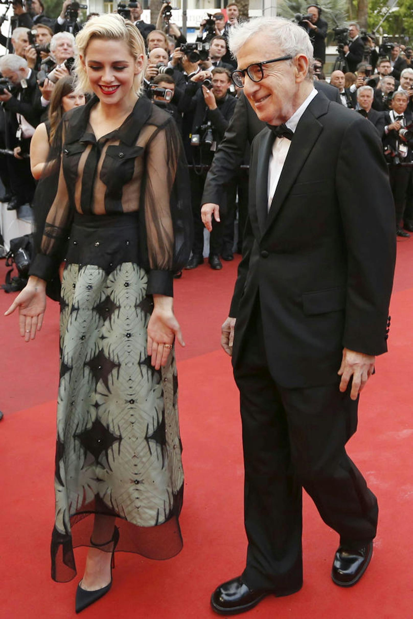 Director Woody Allen witzelt mit Schauspielerin Kristen Stewart am roten Teppich.