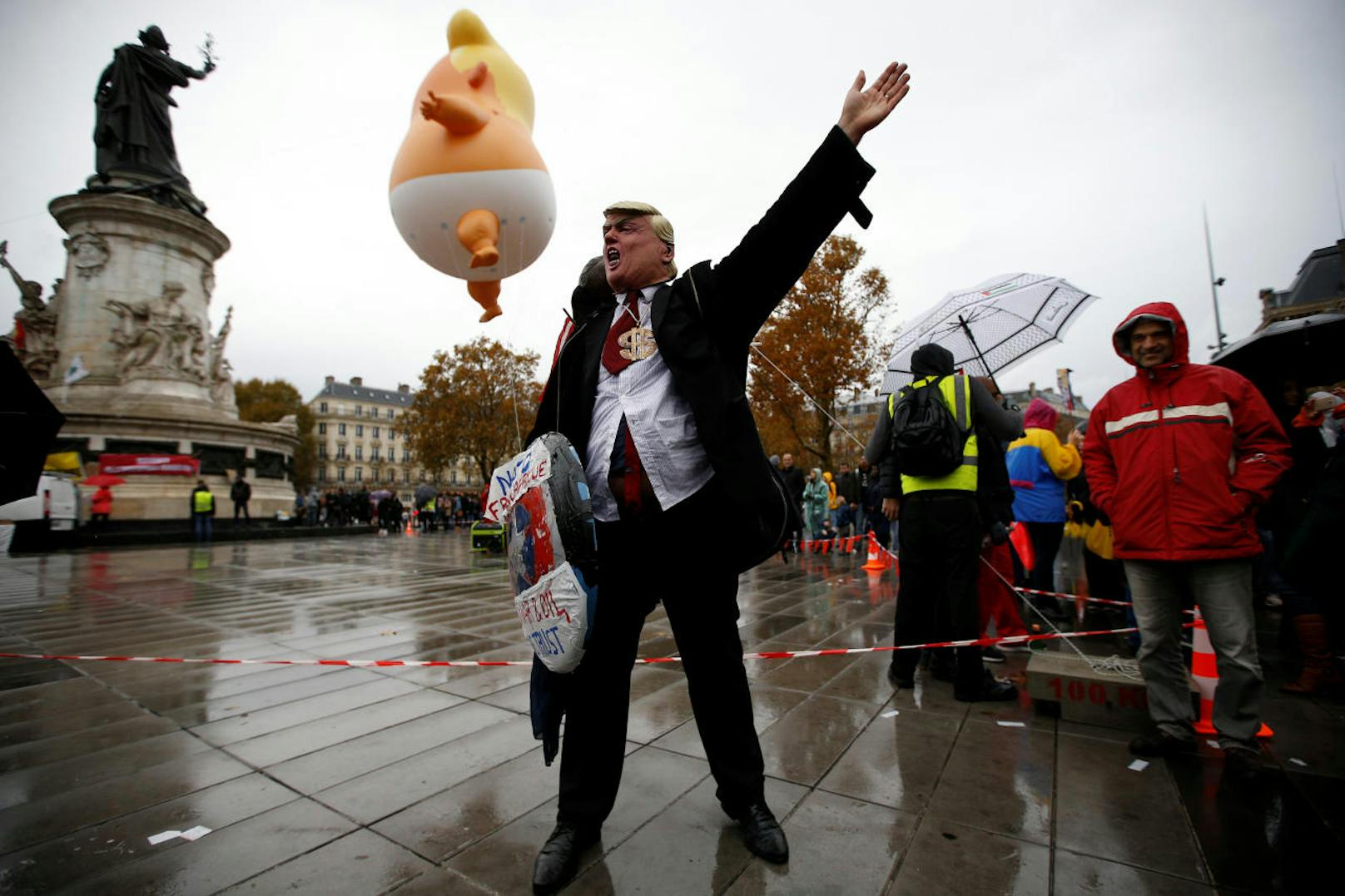 Linke Gruppierungen demonstrierten gegen den US-Präsidenten - ausgerüstet mit Trump-Masken und einem 6 Meter hohen Baby-Donald-Ballon.