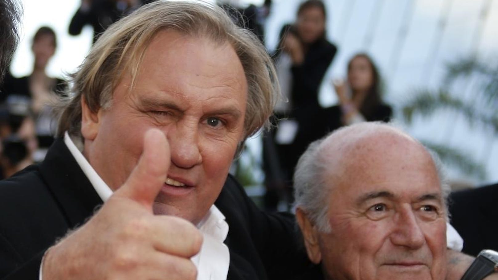 Gerard Depardieu (li.) mit FIFA-Boss Blatter (re.)