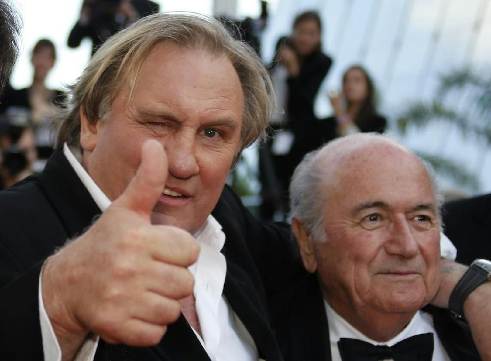 Gerard Depardieu (li.) mit FIFA-Boss Blatter (re.)