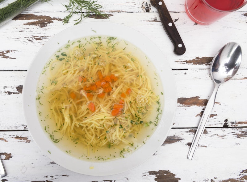 In unseren Breitengraden wird oft auch auf <b>Hühnersuppe </b>zurückgegriffen. Die enthaltenen Vitamine, Eisen und Zink stärken das Immunsystem. Zudem wirkt die Suppe entzündungshemmend und lässt die Schleimhäute abschwellen. Andere Länder hingegen haben ihre ganz eigenen "Geheimrezepte".
