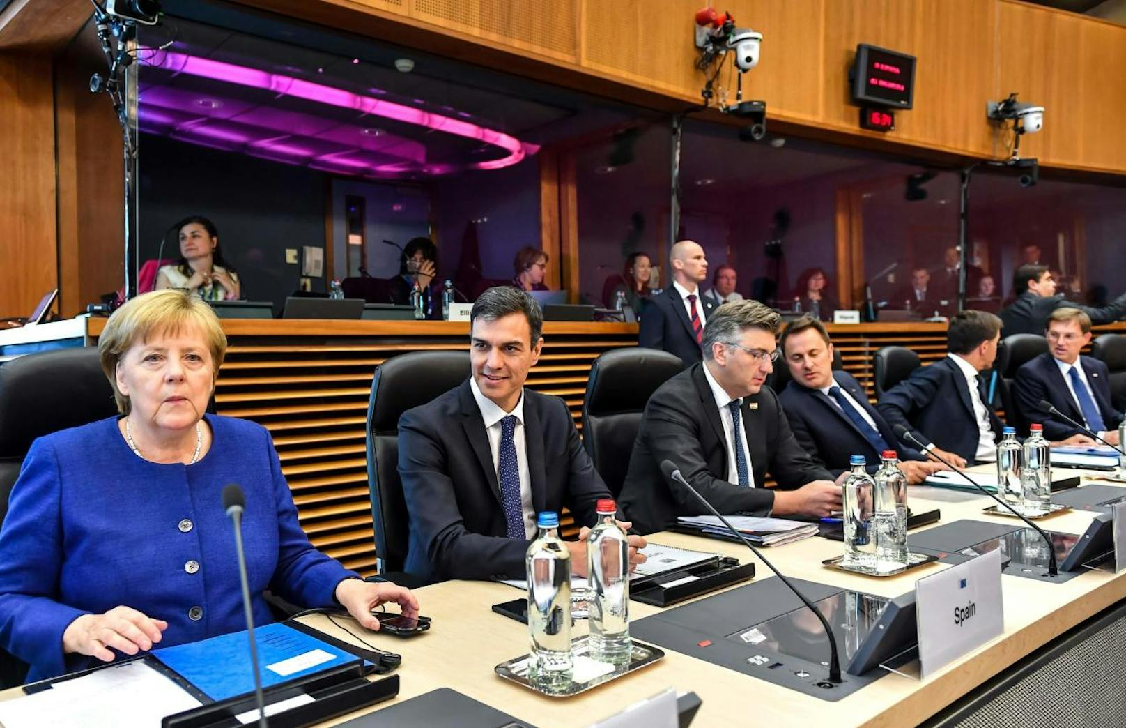 v.n.l.r.: Die deutsche Kanzlerin <b>Angela Merkel</b> und die Premiers <b>Pedro Sanchez</b> (Spanien), <b>Andrej Plenkovi </b>(Kroatien), <b>Xavier Bettel </b>(Luxemburg),<b> Mark Rutte</b> (Niederlande) und <b>Miro Cerar</b> (Slowenien) beim Asylgipfel in Brüssel am 24. Juni 2018.