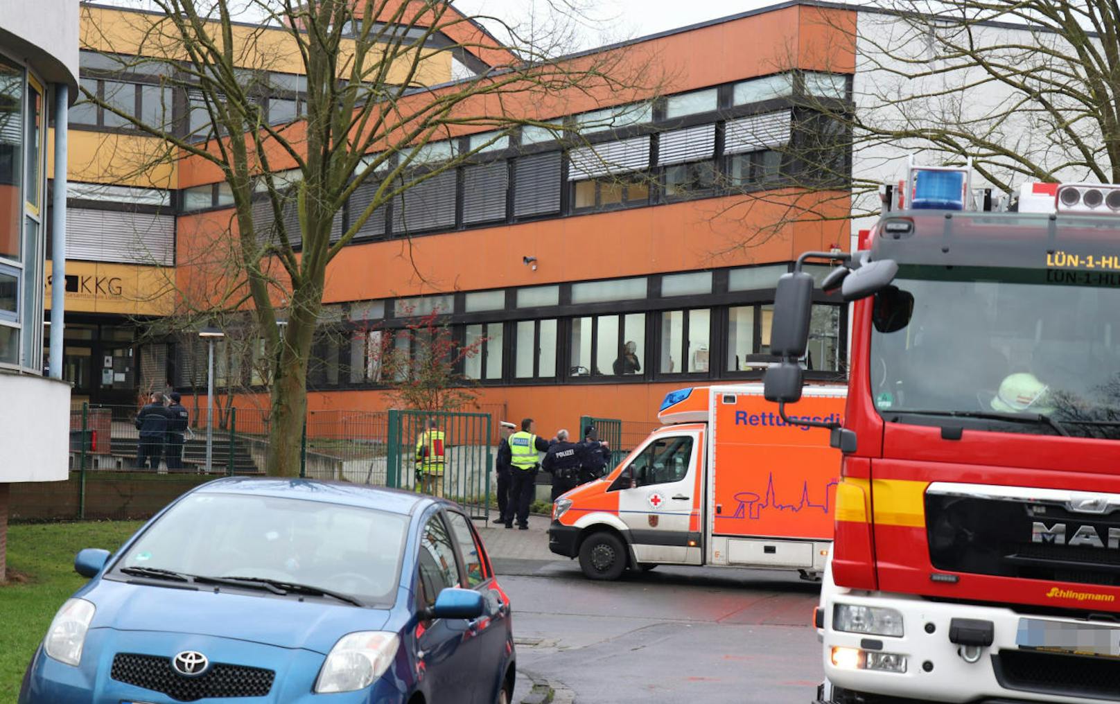 Man habe versucht, das Opfer (14) auf dem Schulgelände zu reanimieren, die Bemühungen waren aber vergeblich, so eine Sprecherin der Polizei Dortmund zur "Rheinischen Post".