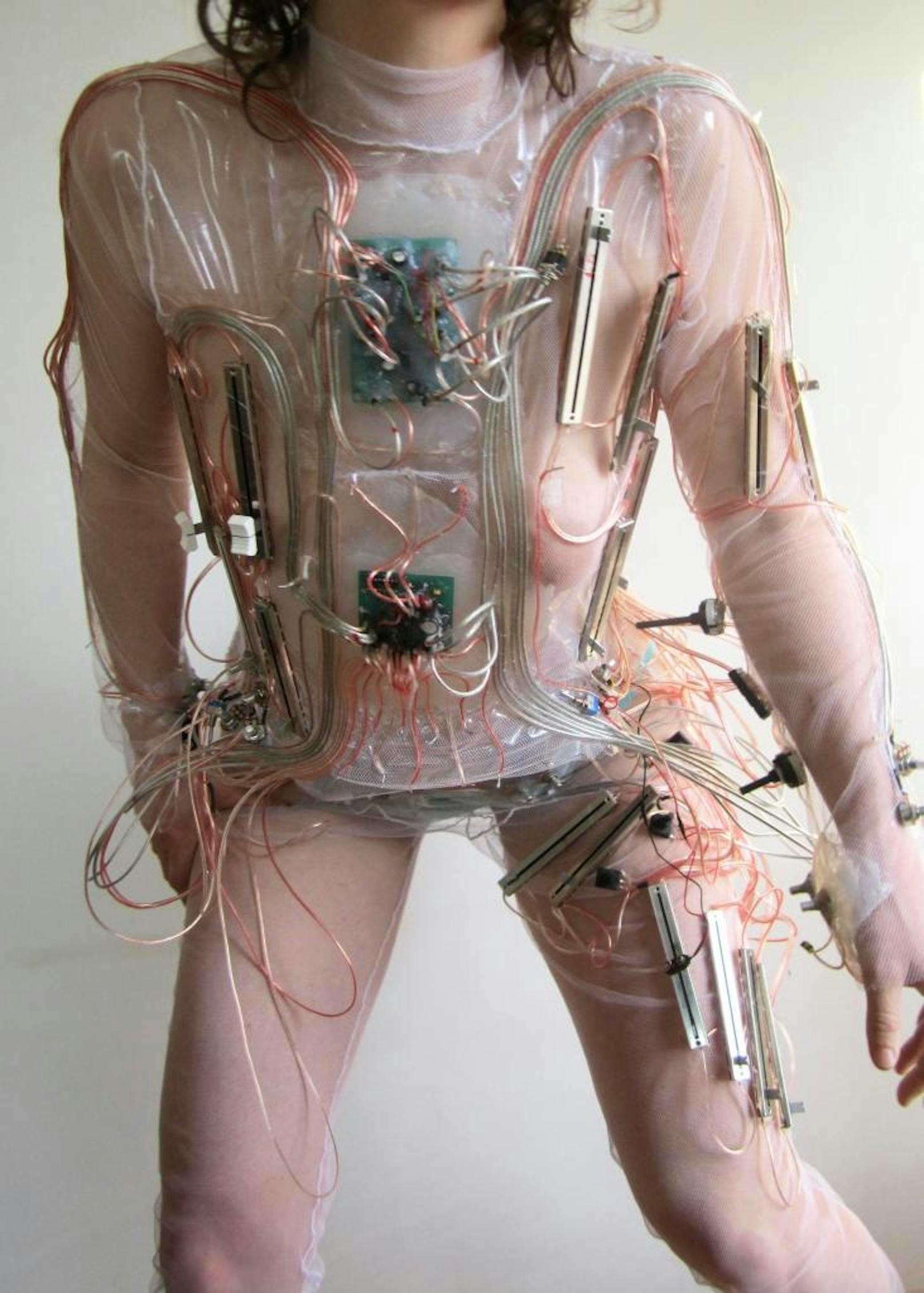 Die Künstlerin Lena Wicke-Aengenheyster alias Monsterfrau lässt ihren Körper zum elektronischen Musikinstrument werden.