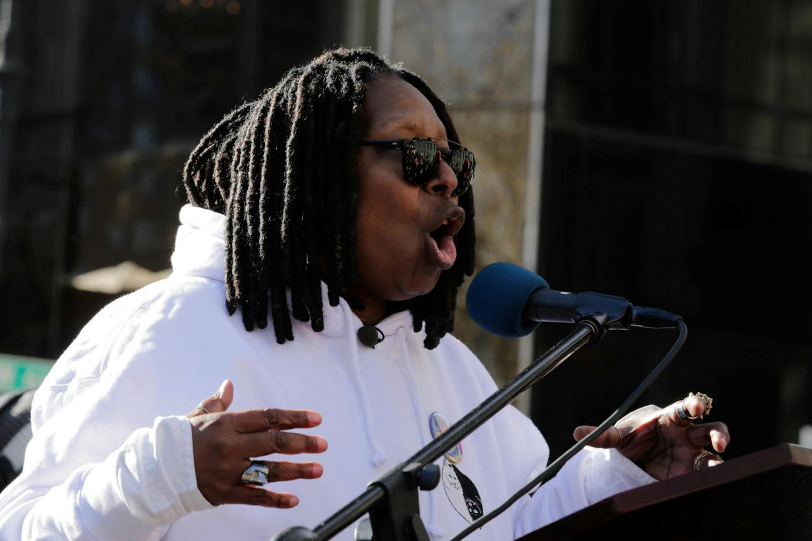 Nahm sich kein Blatt vor den Mund: Whoopi Goldberg bei ihrer Rede am Women's March in Manhattan / New York City