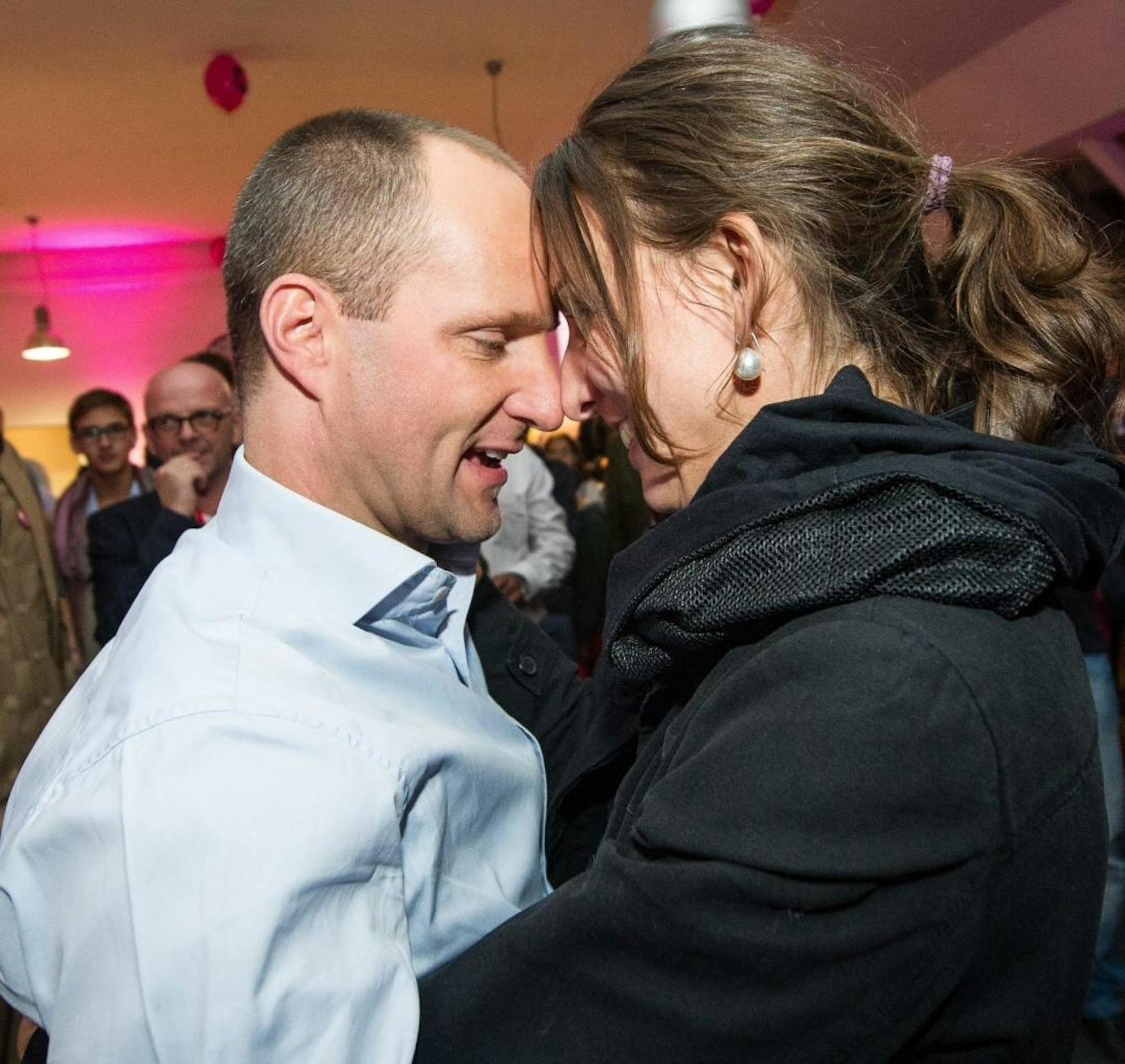 NEOS-Spitzenkandidat Matthias Strolz mit seiner Frau Irene bei der Wahlfeier zur Nationalratswahl 13.