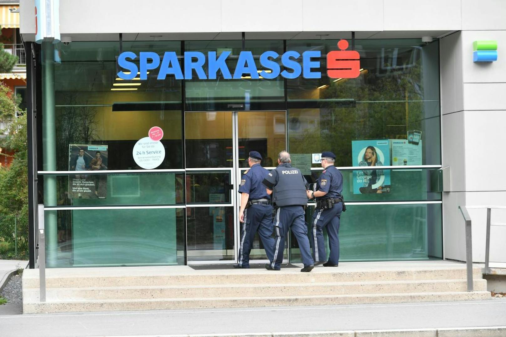 Fotos vom Polizeieinsatz im Zuge eines Banküberfalls in Innsbruck am 13. August 2018.
