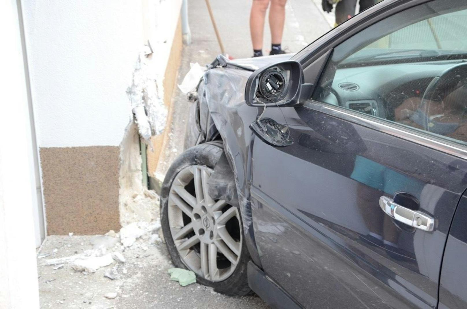 Opel raste gegen Haus - Lenker per Heli ins Spital