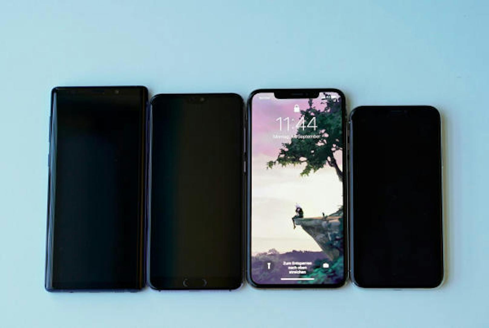 Größenvergleich von links nach rechts: Samsung Note 9 (6,4 Zoll), Huawei P20 Pro (6,1 Zoll), iPhone XS Max (6,5 Zoll), iPhone X (5,8 Zoll).
