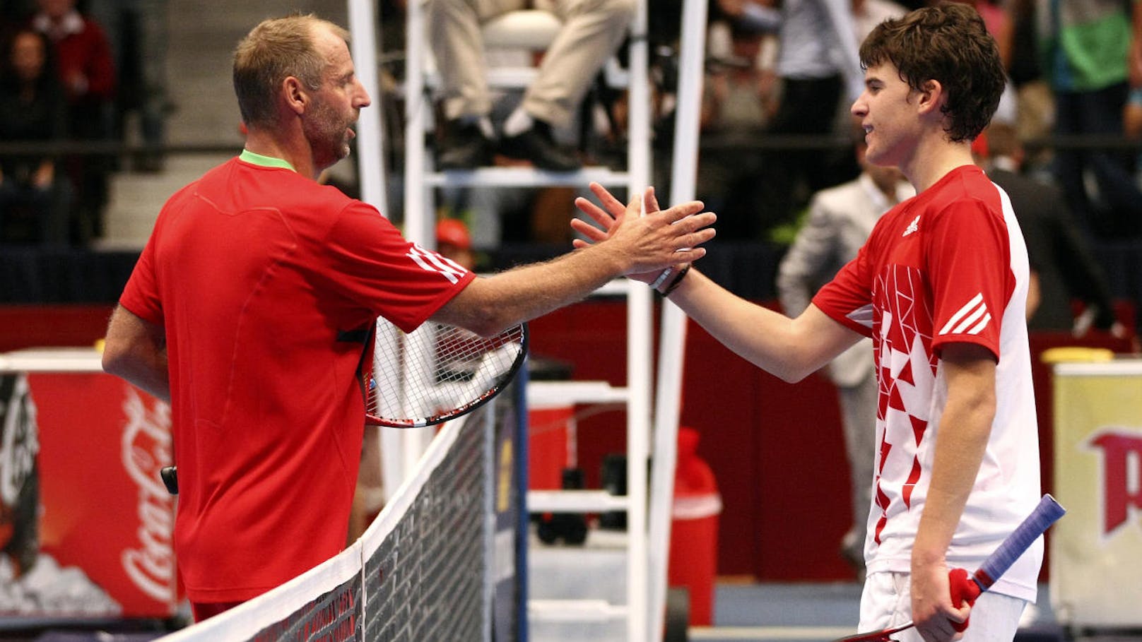 Erstes Highlight vor vielen Fans in Österreich: 2011 schlägt der 18-jährige Thiem in Wien Tennis-Legende Thomas Muster in dessen Abschiedsmatch. Die Fans bejubeln noch Muster, das sollte sich im Laufe der Jahre ändern. In der zweiten Runde unterlag Thiem dem Belgier Steve Darcis.