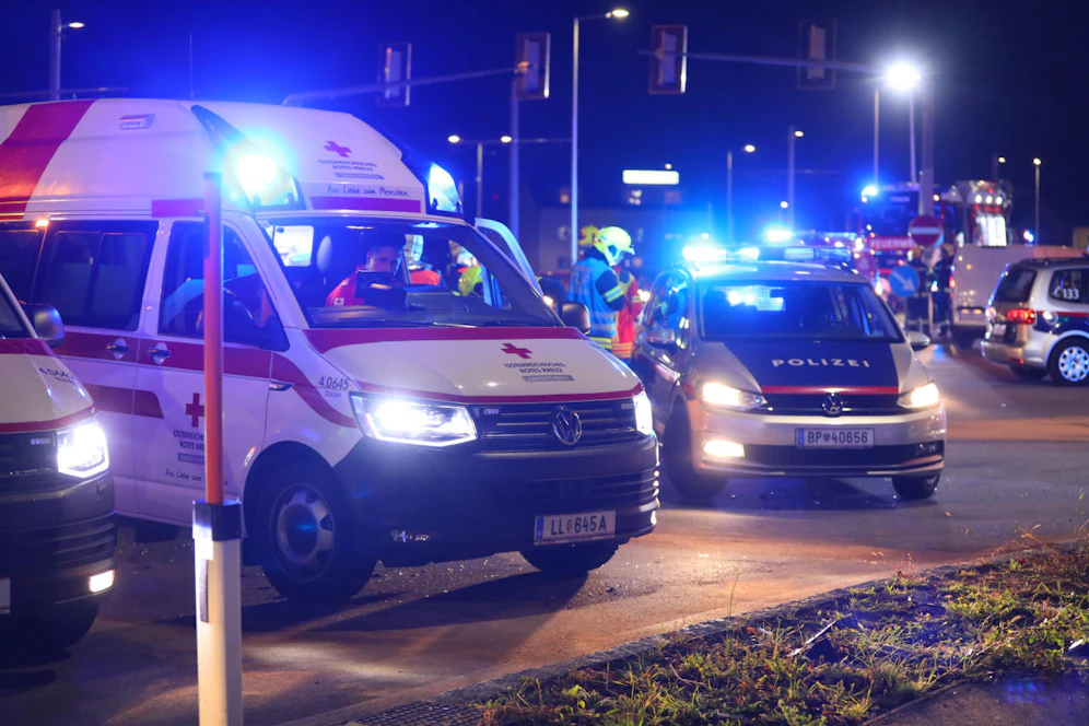 Die Einsatzkräfte waren rasch vor Ort, der Autofahrer erlag wenig später aber seinen Verletzungen. (Symbolfoto)