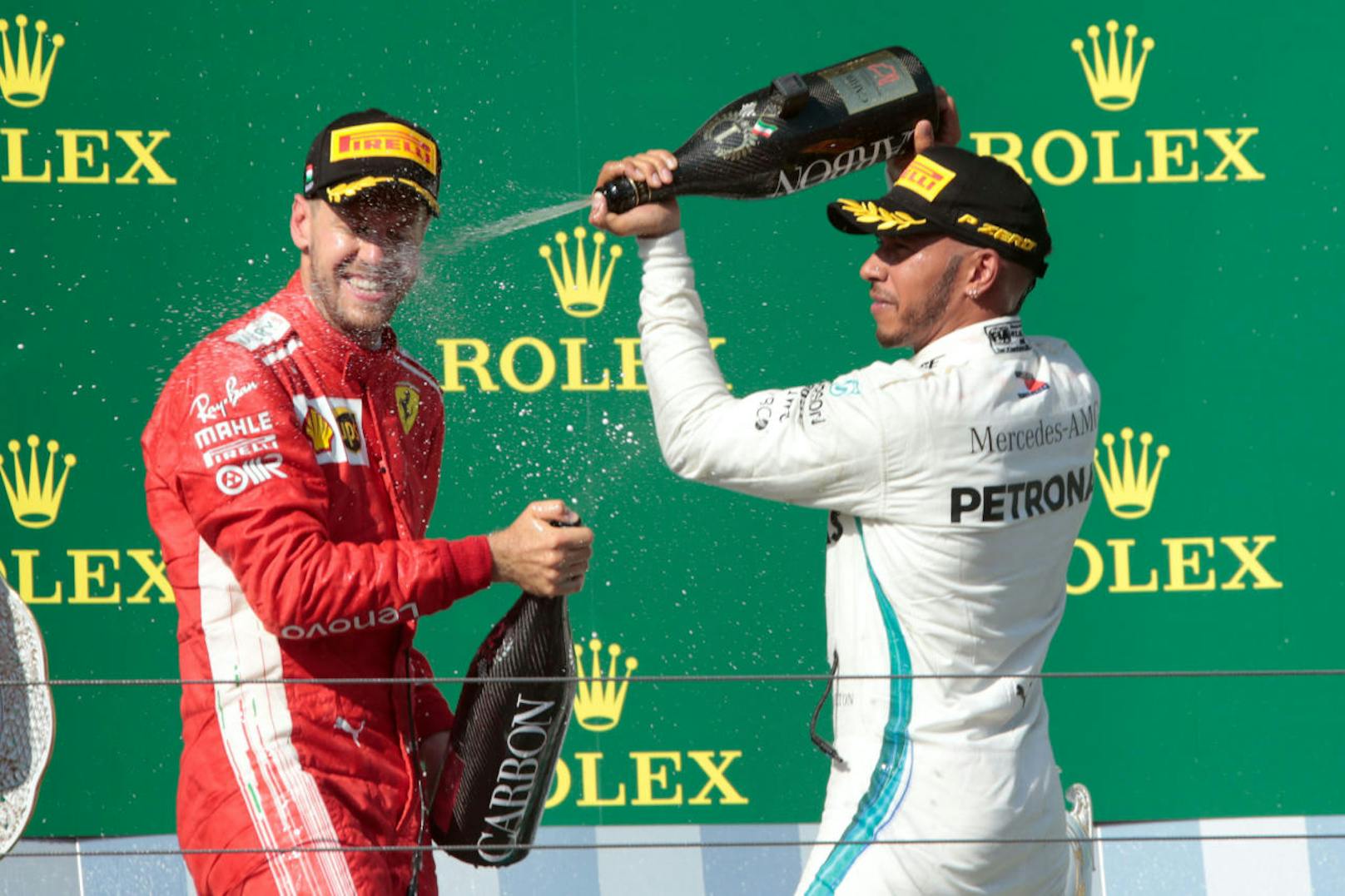 Hochspannung in der Formel 1! Bis zum letzten Rennen in Abu Dhabi kämpfen Lewis Hamilton und Sebastian Vettel um die WM. Am Ende entscheiden zwei Punkte, für wen, das dürfen Sie sich aussuchen!