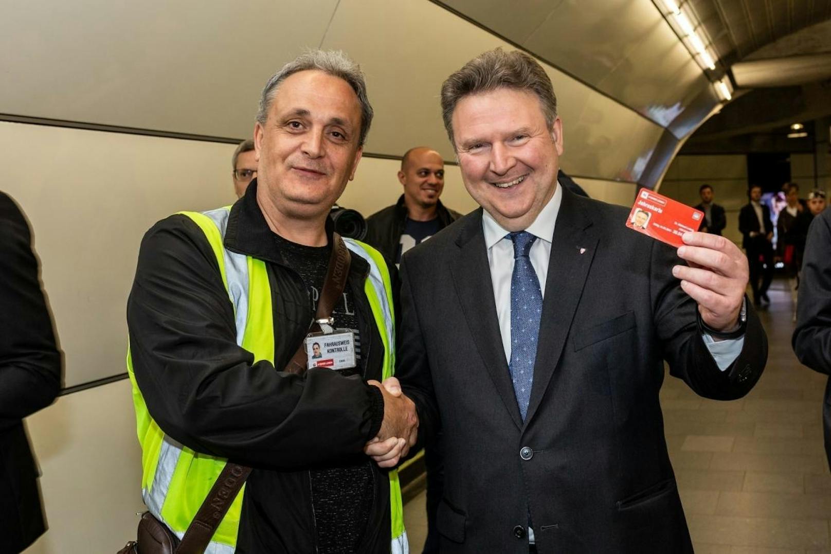 Fahrschein, bitte! Neo-Bürgermeister Michael Ludwig (SPÖ) wurde gleich am ersten Tag als Stadtchef in der U-Bahn kontrolliert. Gut, dass er seine Jahreskarte dabei hatte.