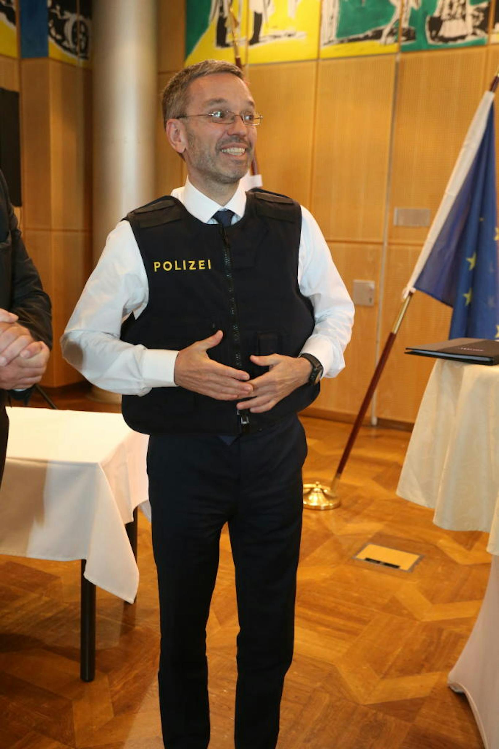 Innenminister Herbert Kickl (FPÖ) glücklich mit der neuen Schutzweste.