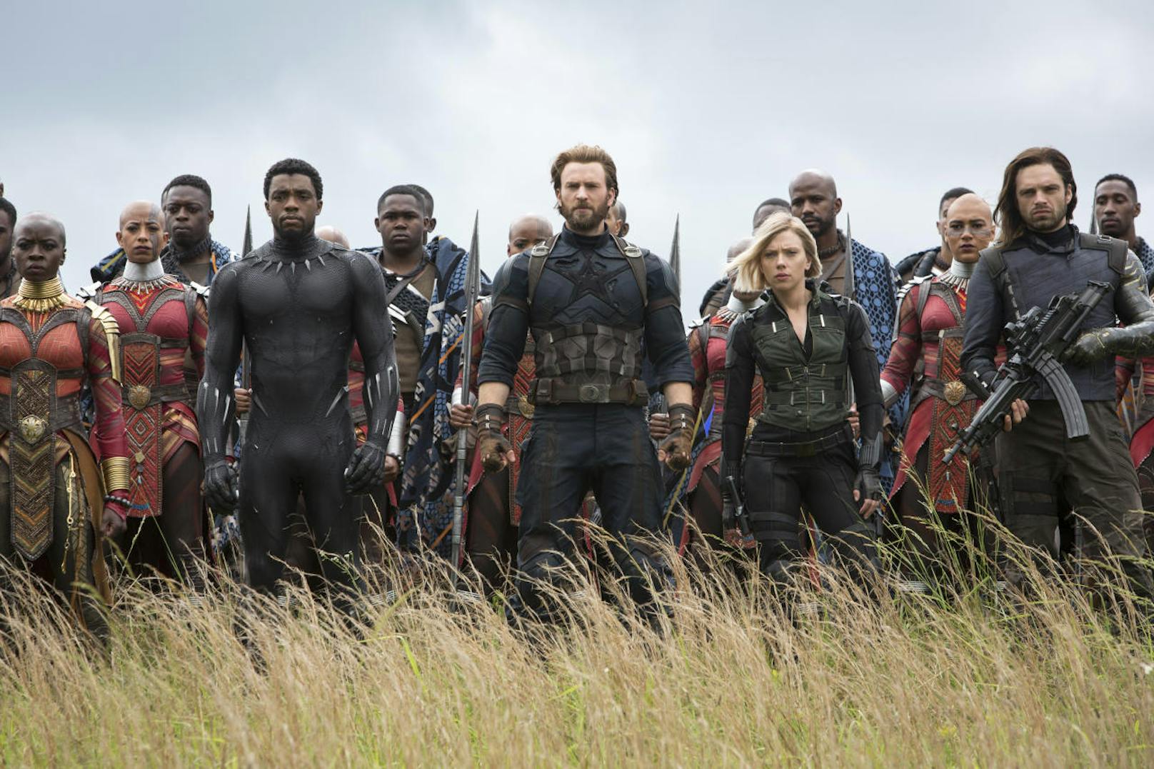 Von links: Okoye (Danai Gurira), Black Panther (Chadwick Boseman), Captain America (Chris Evans), Black Widow (Scarlet Johansson) und Bucky Barnes (Sebastian Stan) stellen sich Thanos' Truppen in Wakanda entgegen.