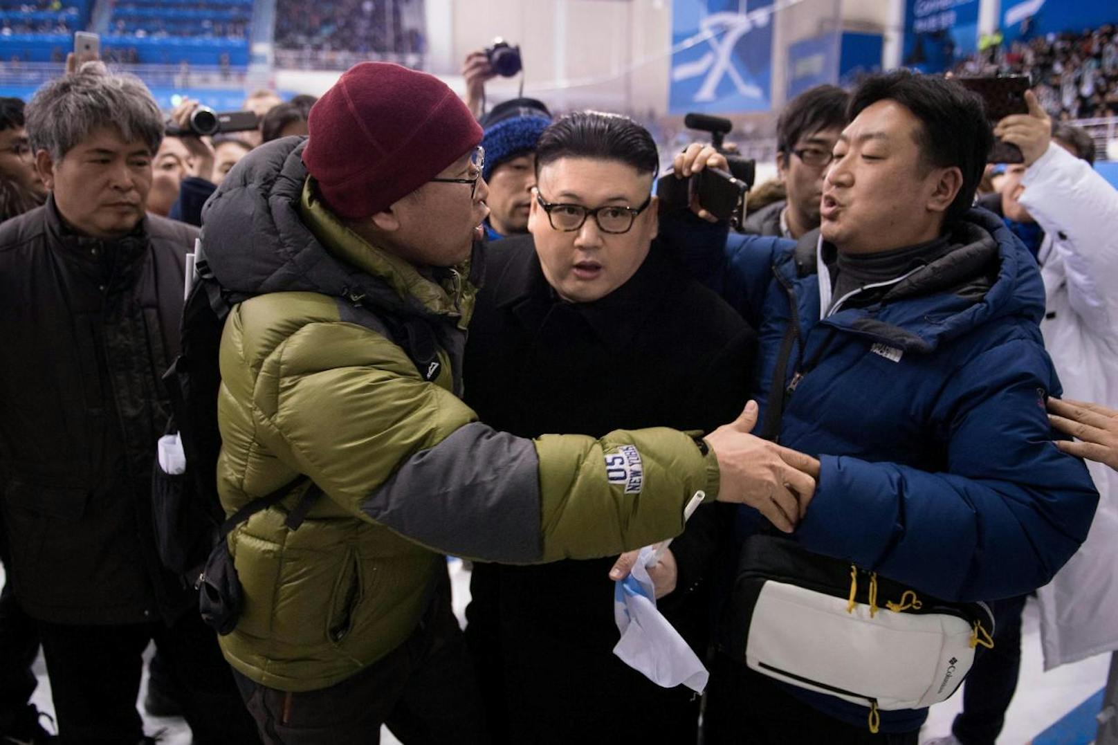 Ein Kim Jong-Un Double hat vor dem Eishockey-Match der Damen-Mannschaften Japans gegen die der beiden Koreas ein Chaos ausgelöst.