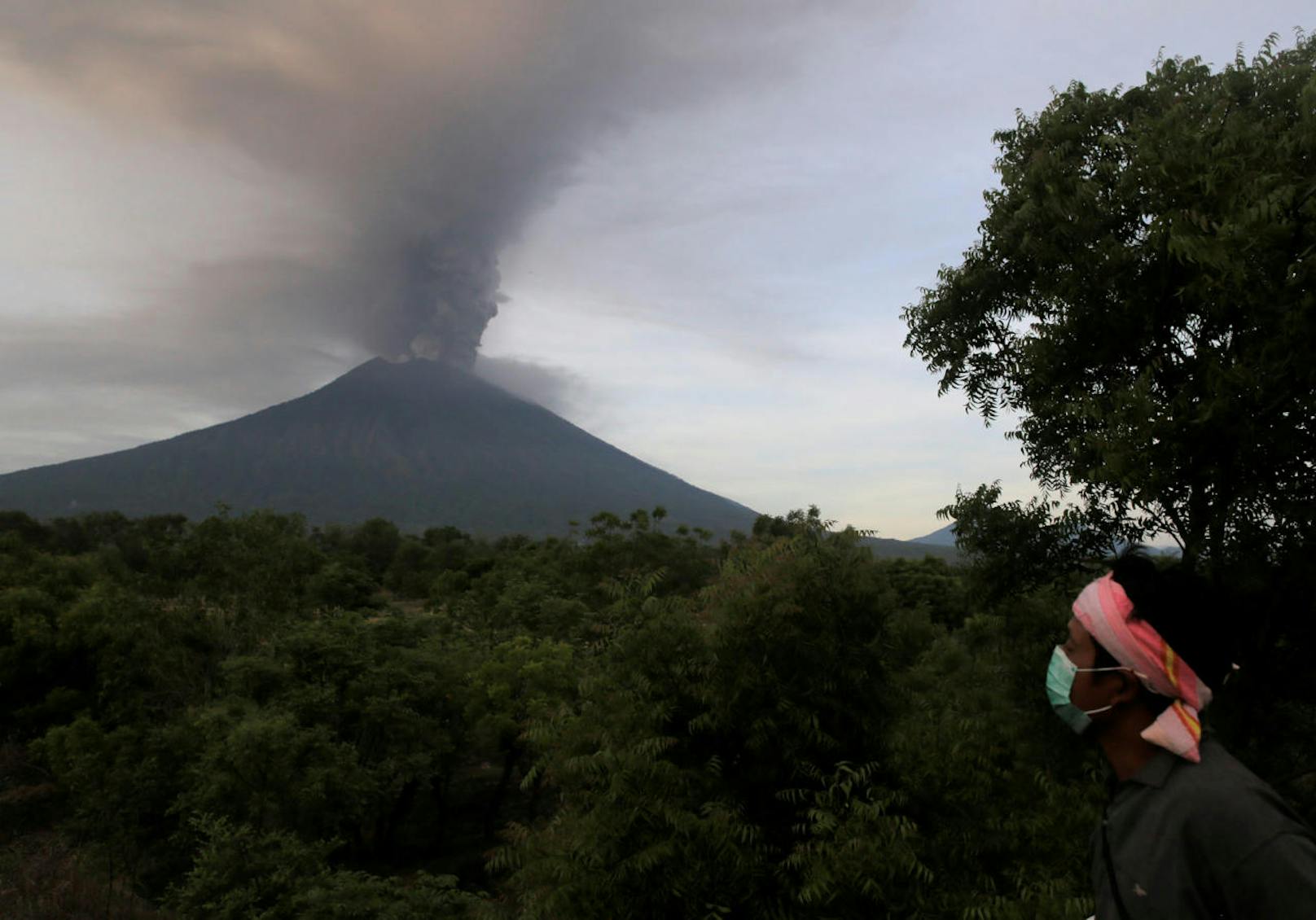 Der Vulkan beeinträchtigt den indonesischen Flugverkehr.