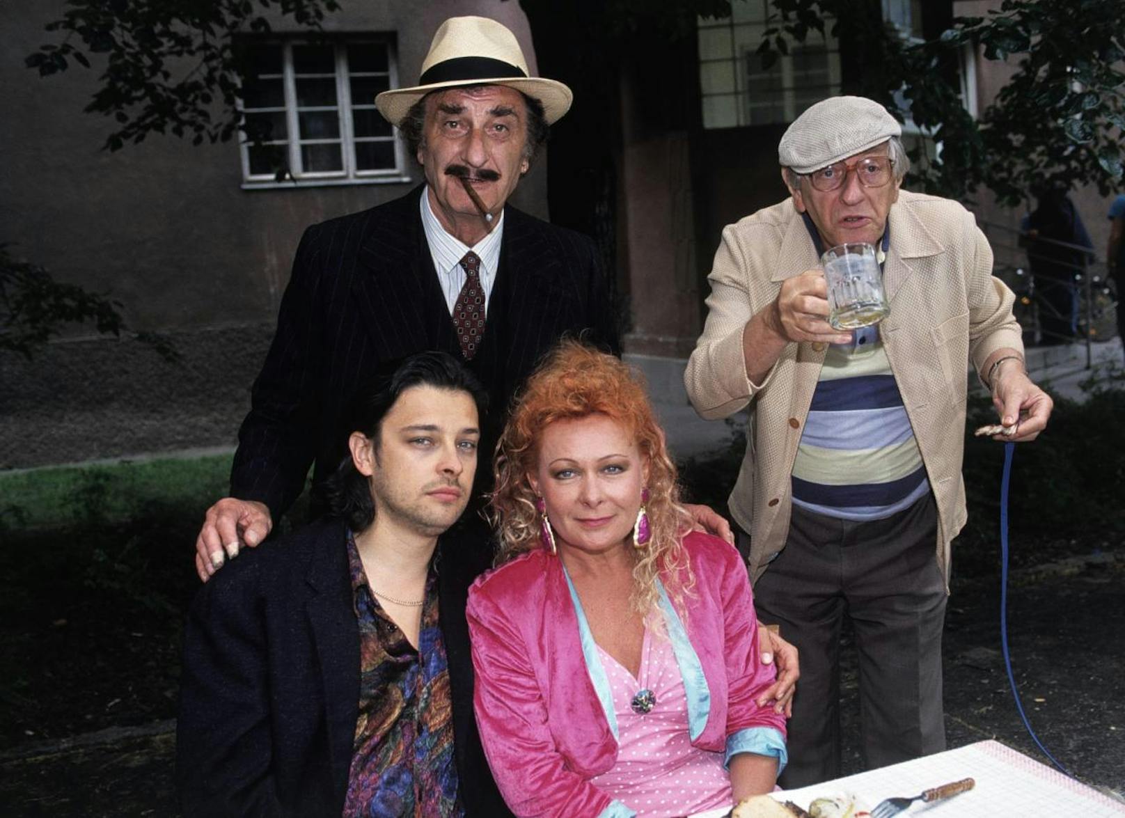 "Kaisermühlen Blues": Joszi Papai (Fritz Hammel), Papa Papai (Gideon Singer), Frau Turecek (Brigitte Neumeister) und Herr Kudrnac (Walter Langer). 