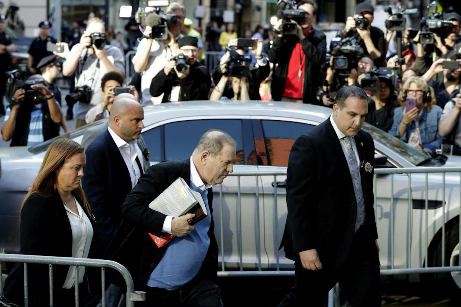 Weinstein wurde vor dem Gebäude von dutzenden Fotografen und Fernsehteams erwartet.